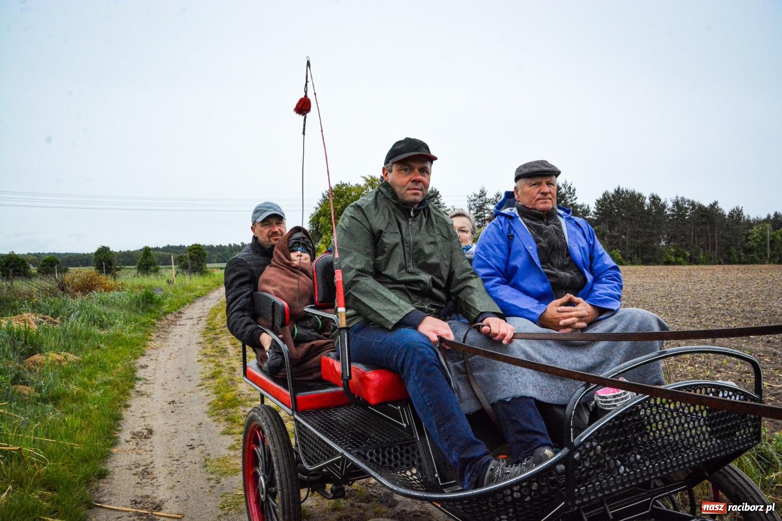 Zdjęcie w galerii na portalu naszraciborz.pl: Procesja św. Urbana w Kobyli odbyła się mimo deszczu. Wierni nie zawiedli wiadomości z regionu