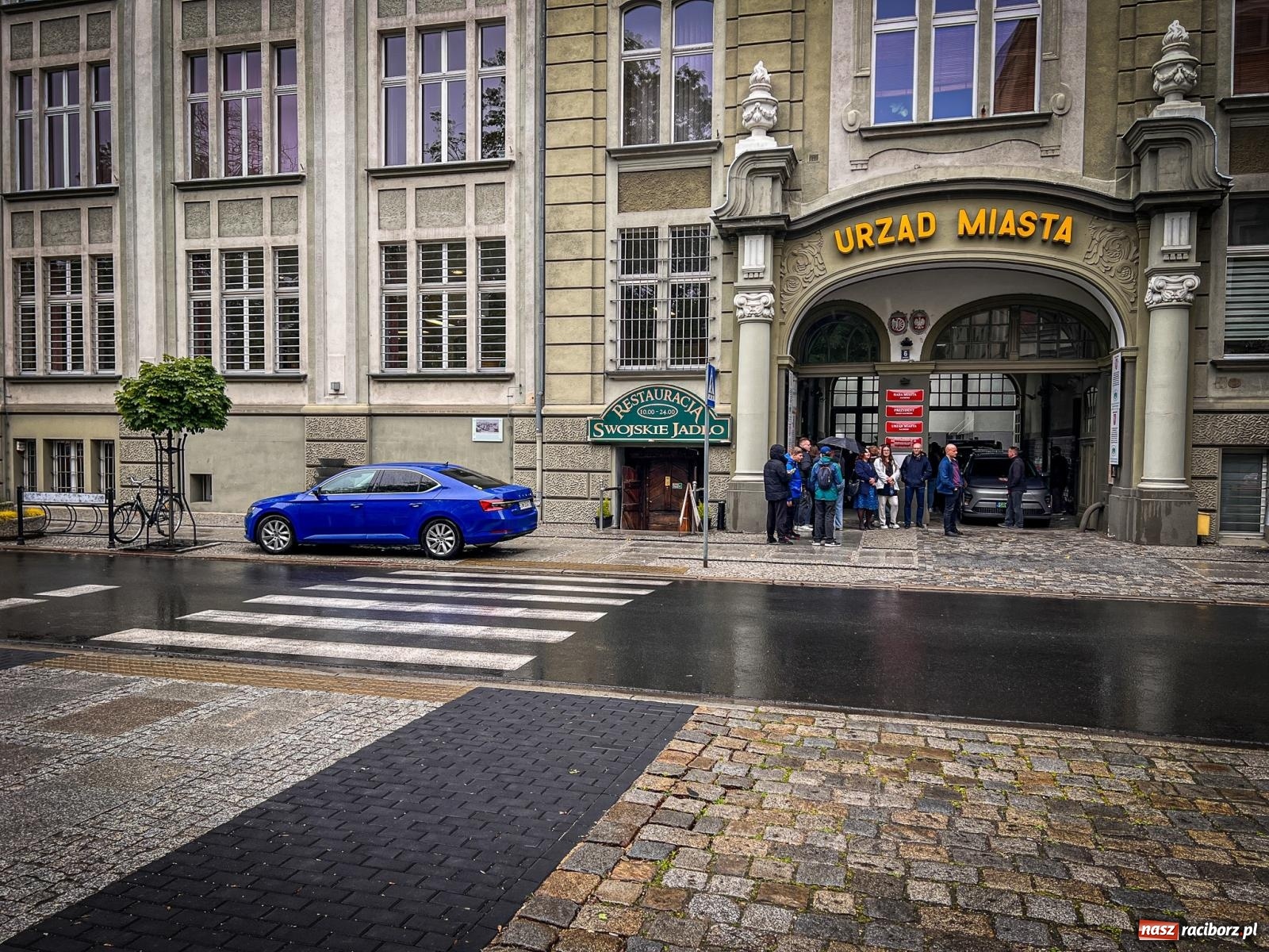 Zdjęcie w galerii na portalu naszraciborz.pl: Skosztowali czekolady z Sobtzikiem i spotkali nadburmistrza Bernerta. Noc Muzeów w raciborskim magistracie wiadomości z regionu