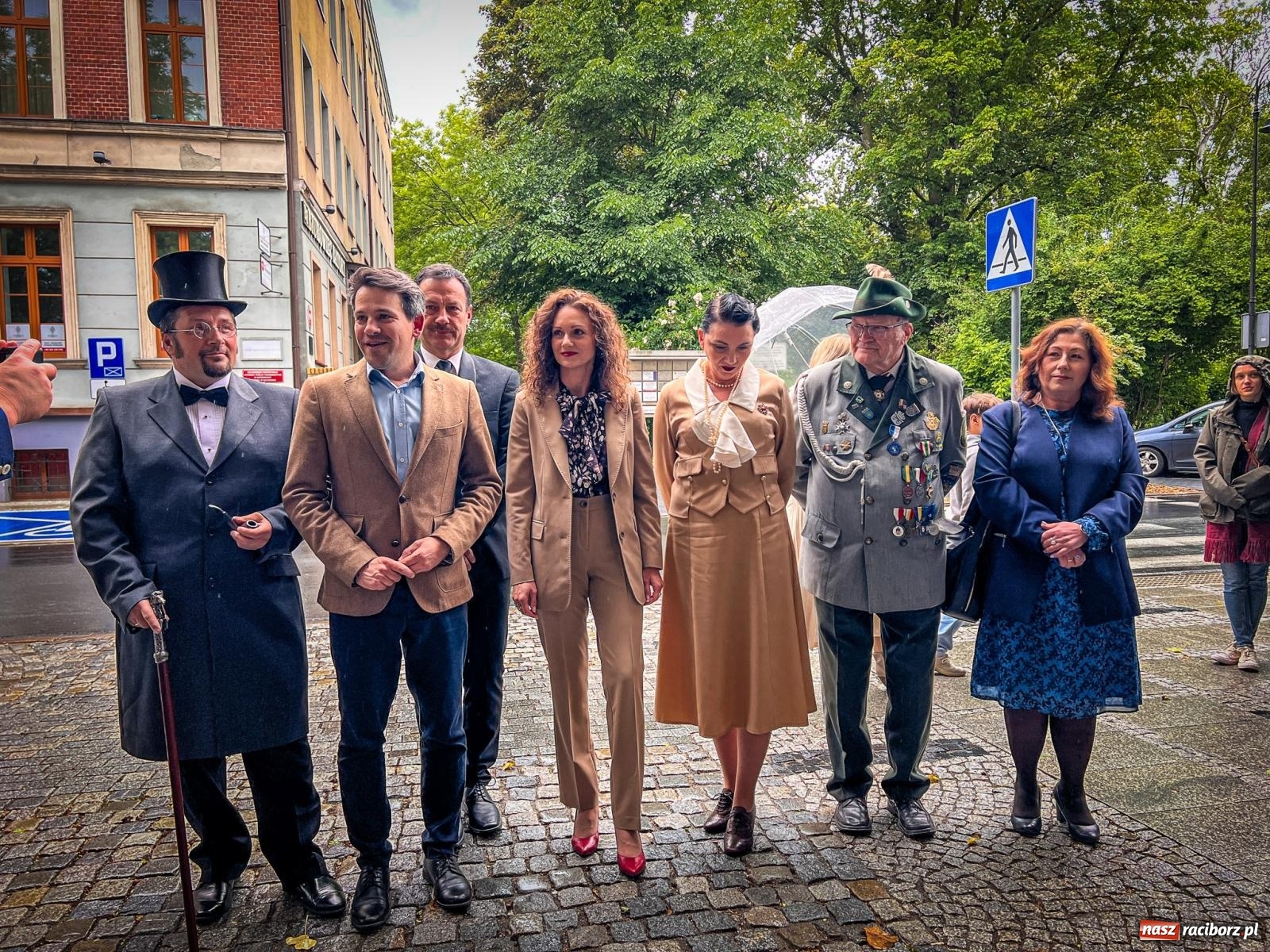 Zdjęcie w galerii na portalu naszraciborz.pl: Skosztowali czekolady z Sobtzikiem i spotkali nadburmistrza Bernerta. Noc Muzeów w raciborskim magistracie wiadomości z regionu