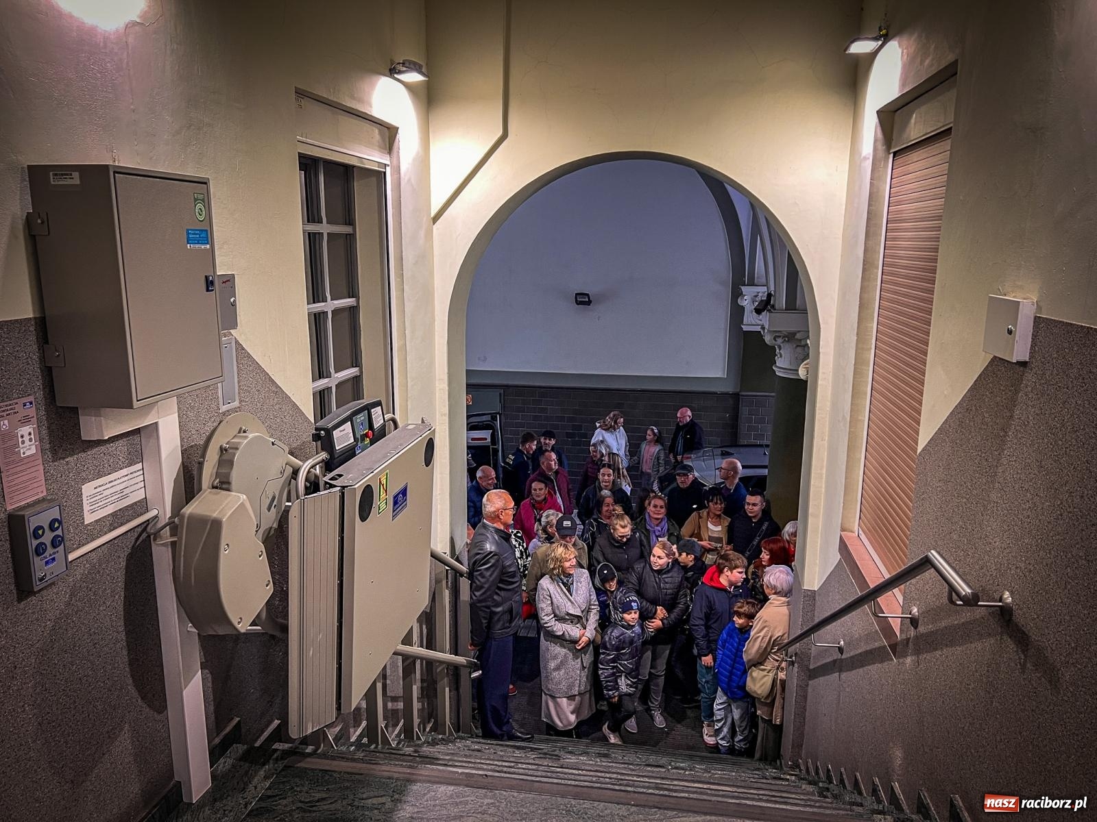 Zdjęcie w galerii na portalu naszraciborz.pl: Skosztowali czekolady z Sobtzikiem i spotkali nadburmistrza Bernerta. Noc Muzeów w raciborskim magistracie wiadomości z regionu