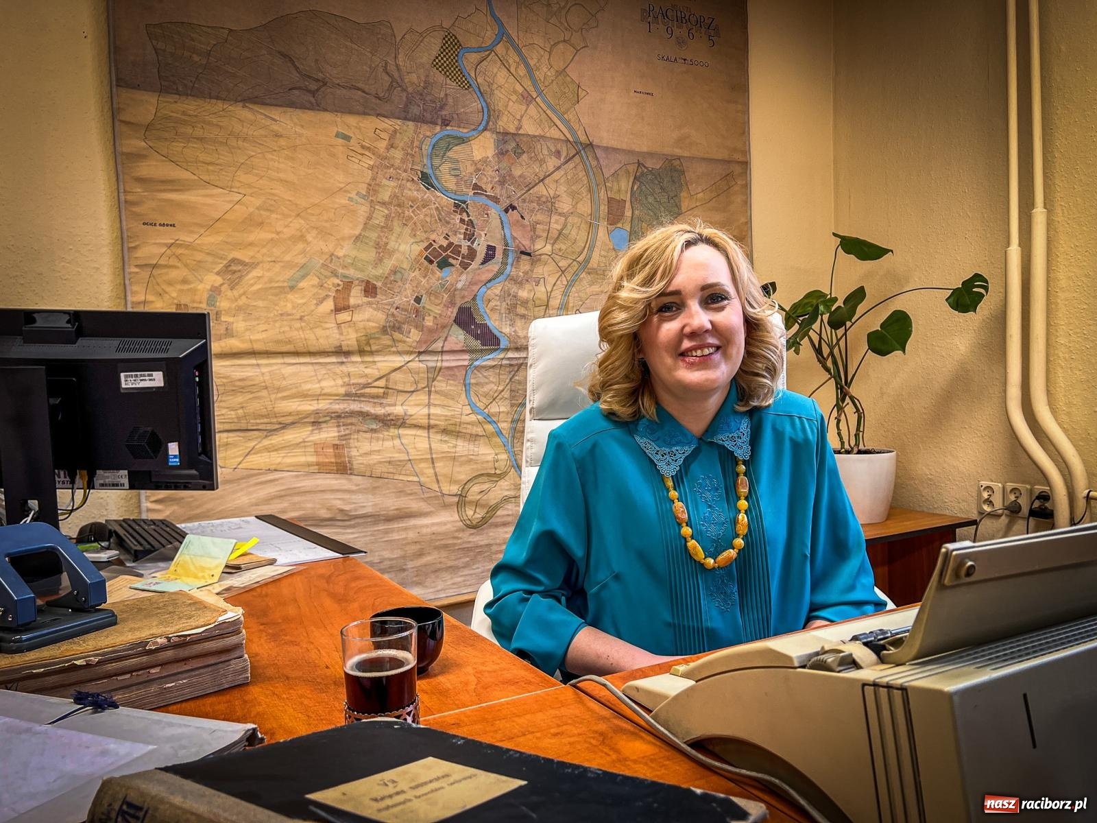 Zdjęcie w galerii na portalu naszraciborz.pl: Skosztowali czekolady z Sobtzikiem i spotkali nadburmistrza Bernerta. Noc Muzeów w raciborskim magistracie wiadomości z regionu