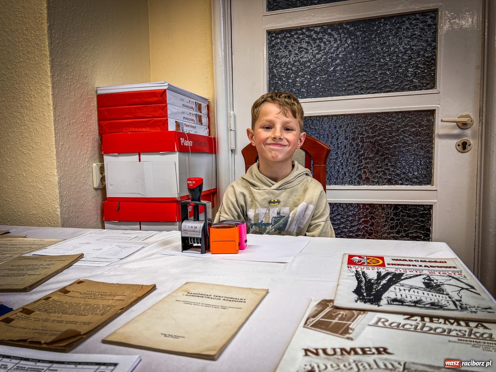 Zdjęcie w galerii na portalu naszraciborz.pl: Skosztowali czekolady z Sobtzikiem i spotkali nadburmistrza Bernerta. Noc Muzeów w raciborskim magistracie wiadomości z regionu