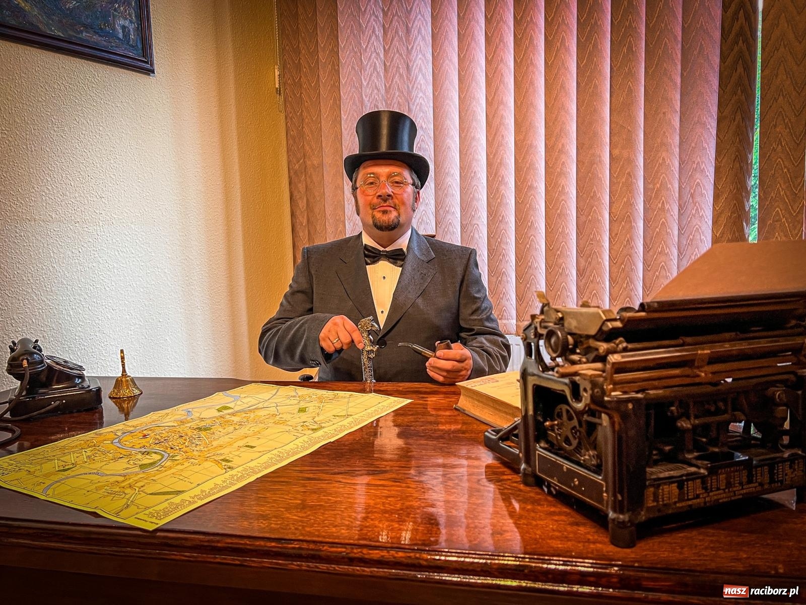 Zdjęcie w galerii na portalu naszraciborz.pl: Skosztowali czekolady z Sobtzikiem i spotkali nadburmistrza Bernerta. Noc Muzeów w raciborskim magistracie wiadomości z regionu