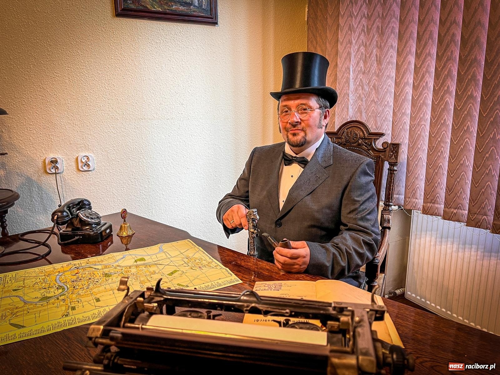 Zdjęcie w galerii na portalu naszraciborz.pl: Skosztowali czekolady z Sobtzikiem i spotkali nadburmistrza Bernerta. Noc Muzeów w raciborskim magistracie wiadomości z regionu