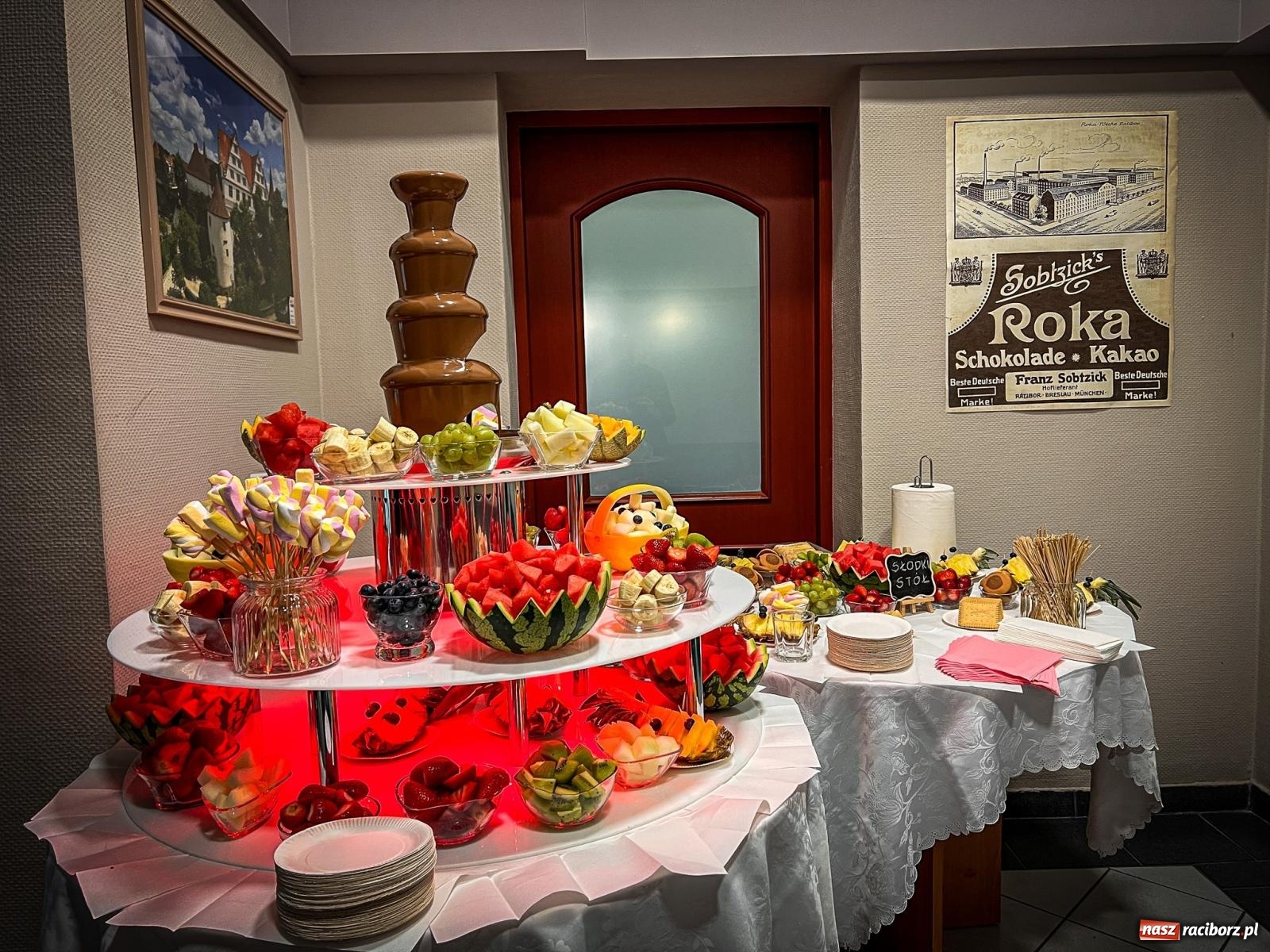 Zdjęcie w galerii na portalu naszraciborz.pl: Skosztowali czekolady z Sobtzikiem i spotkali nadburmistrza Bernerta. Noc Muzeów w raciborskim magistracie wiadomości z regionu