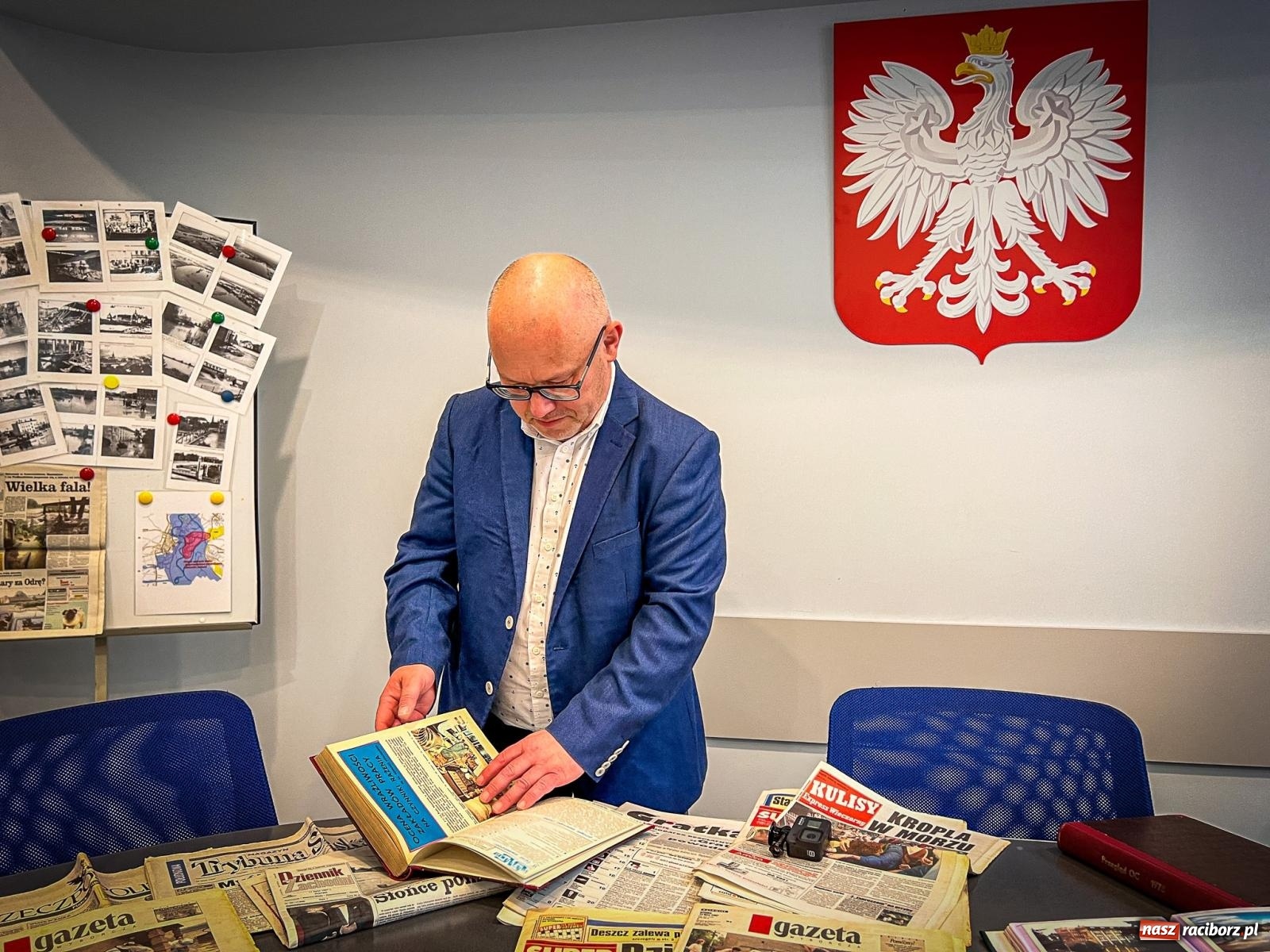 Zdjęcie w galerii na portalu naszraciborz.pl: Skosztowali czekolady z Sobtzikiem i spotkali nadburmistrza Bernerta. Noc Muzeów w raciborskim magistracie wiadomości z regionu