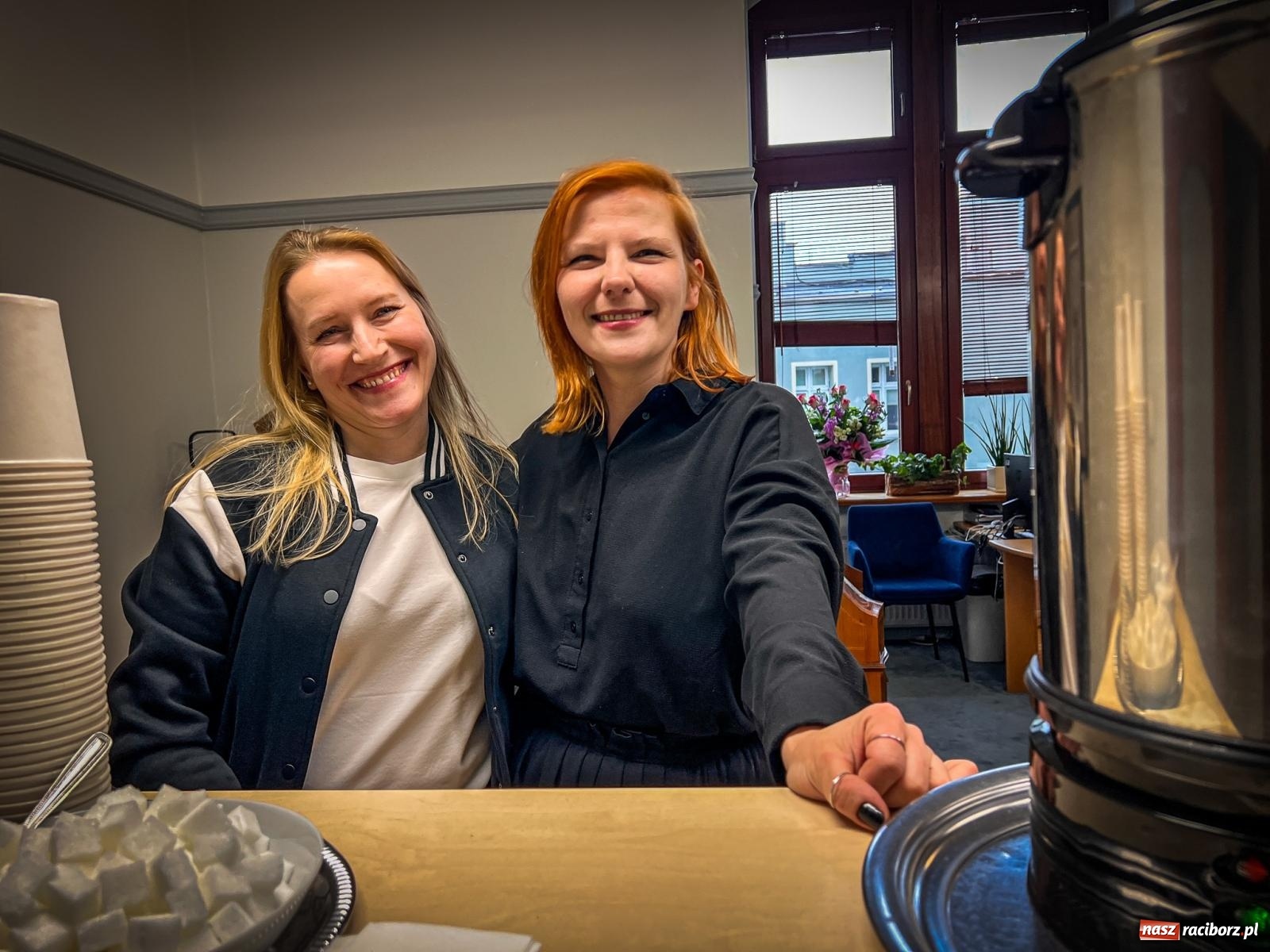 Zdjęcie w galerii na portalu naszraciborz.pl: Skosztowali czekolady z Sobtzikiem i spotkali nadburmistrza Bernerta. Noc Muzeów w raciborskim magistracie wiadomości z regionu