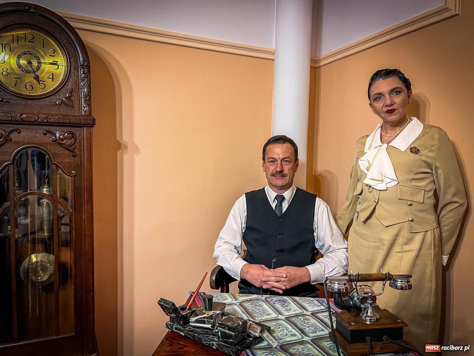 Zdjęcie w galerii na portalu naszraciborz.pl: Skosztowali czekolady z Sobtzikiem i spotkali nadburmistrza Bernerta. Noc Muzeów w raciborskim magistracie wiadomości z regionu