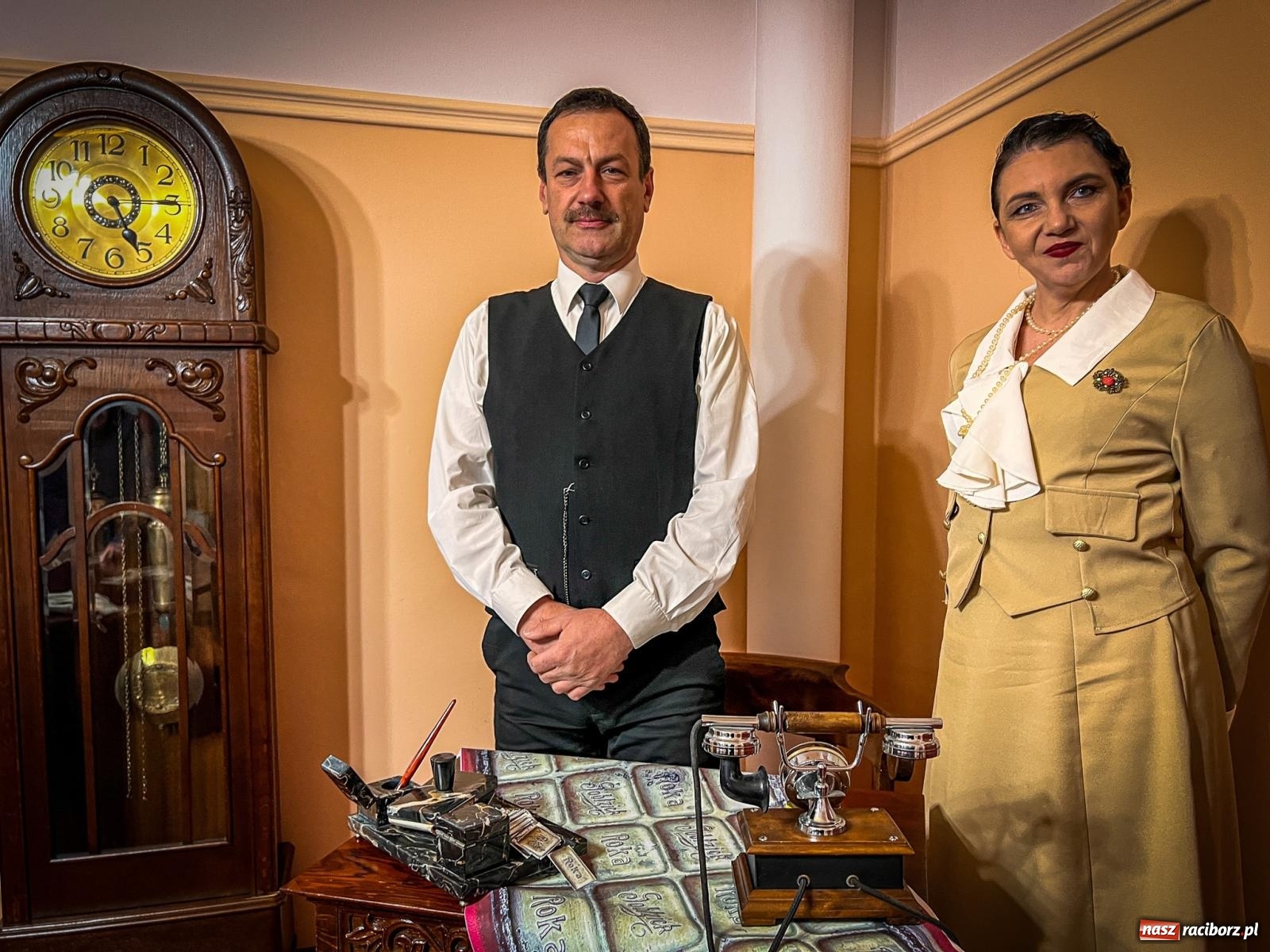 Zdjęcie w galerii na portalu naszraciborz.pl: Skosztowali czekolady z Sobtzikiem i spotkali nadburmistrza Bernerta. Noc Muzeów w raciborskim magistracie wiadomości z regionu