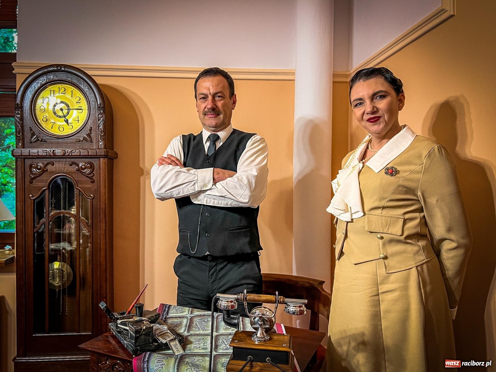 Zdjęcie w galerii na portalu naszraciborz.pl: Skosztowali czekolady z Sobtzikiem i spotkali nadburmistrza Bernerta. Noc Muzeów w raciborskim magistracie wiadomości z regionu