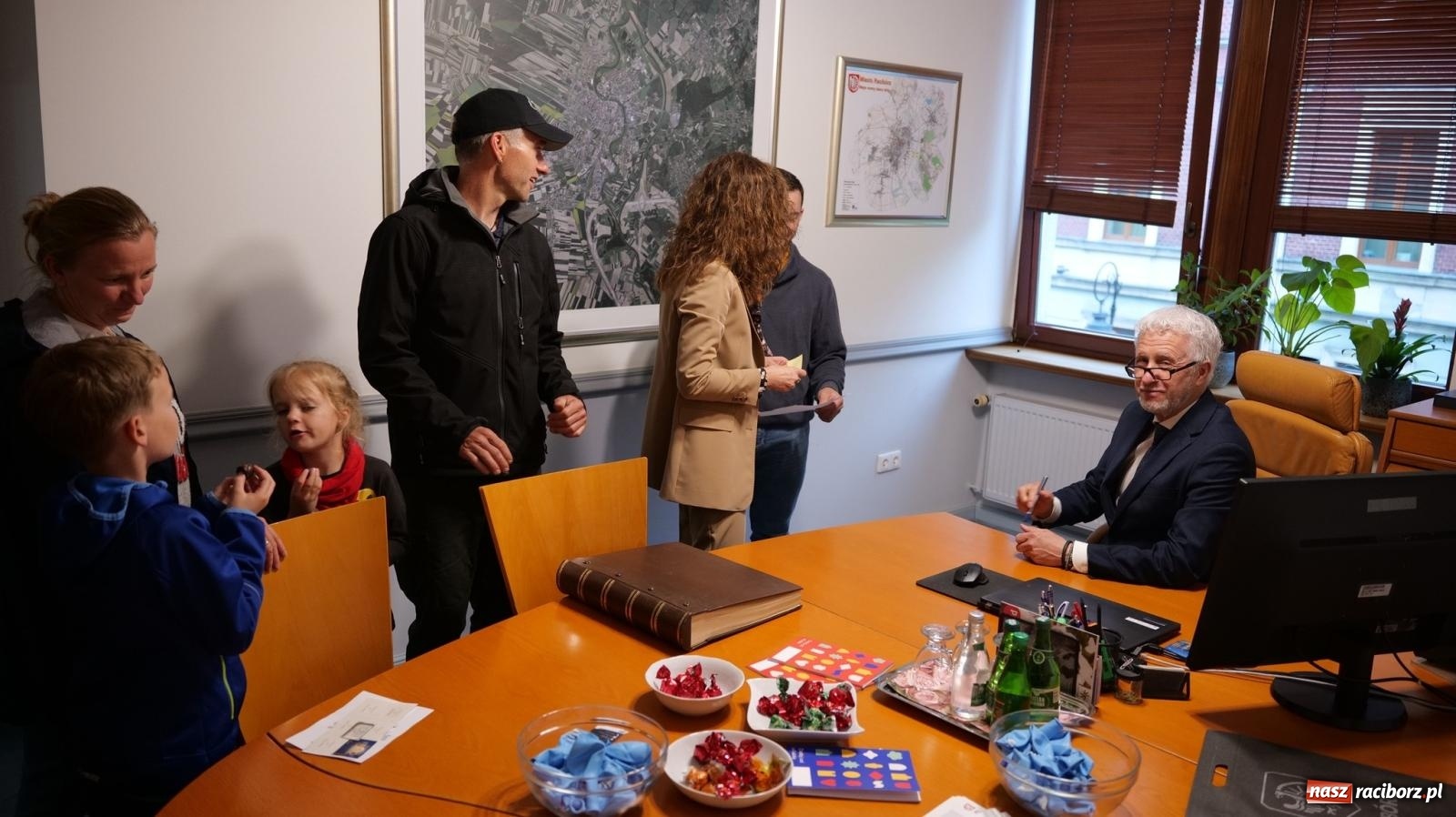 Zdjęcie w galerii na portalu naszraciborz.pl: Skosztowali czekolady z Sobtzikiem i spotkali nadburmistrza Bernerta. Noc Muzeów w raciborskim magistracie wiadomości z regionu