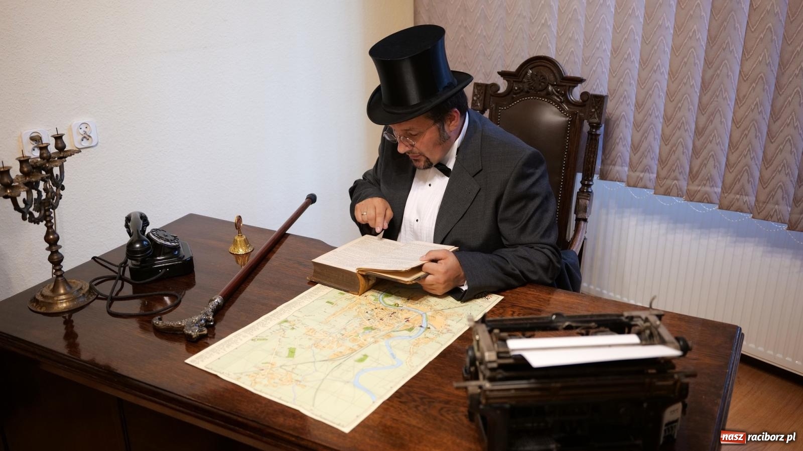 Zdjęcie w galerii na portalu naszraciborz.pl: Skosztowali czekolady z Sobtzikiem i spotkali nadburmistrza Bernerta. Noc Muzeów w raciborskim magistracie wiadomości z regionu