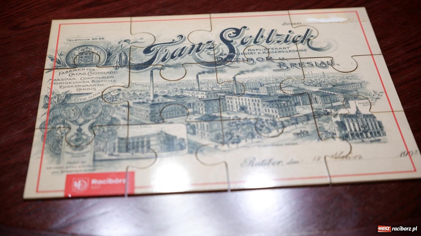 Zdjęcie w galerii na portalu naszraciborz.pl: Skosztowali czekolady z Sobtzikiem i spotkali nadburmistrza Bernerta. Noc Muzeów w raciborskim magistracie wiadomości z regionu