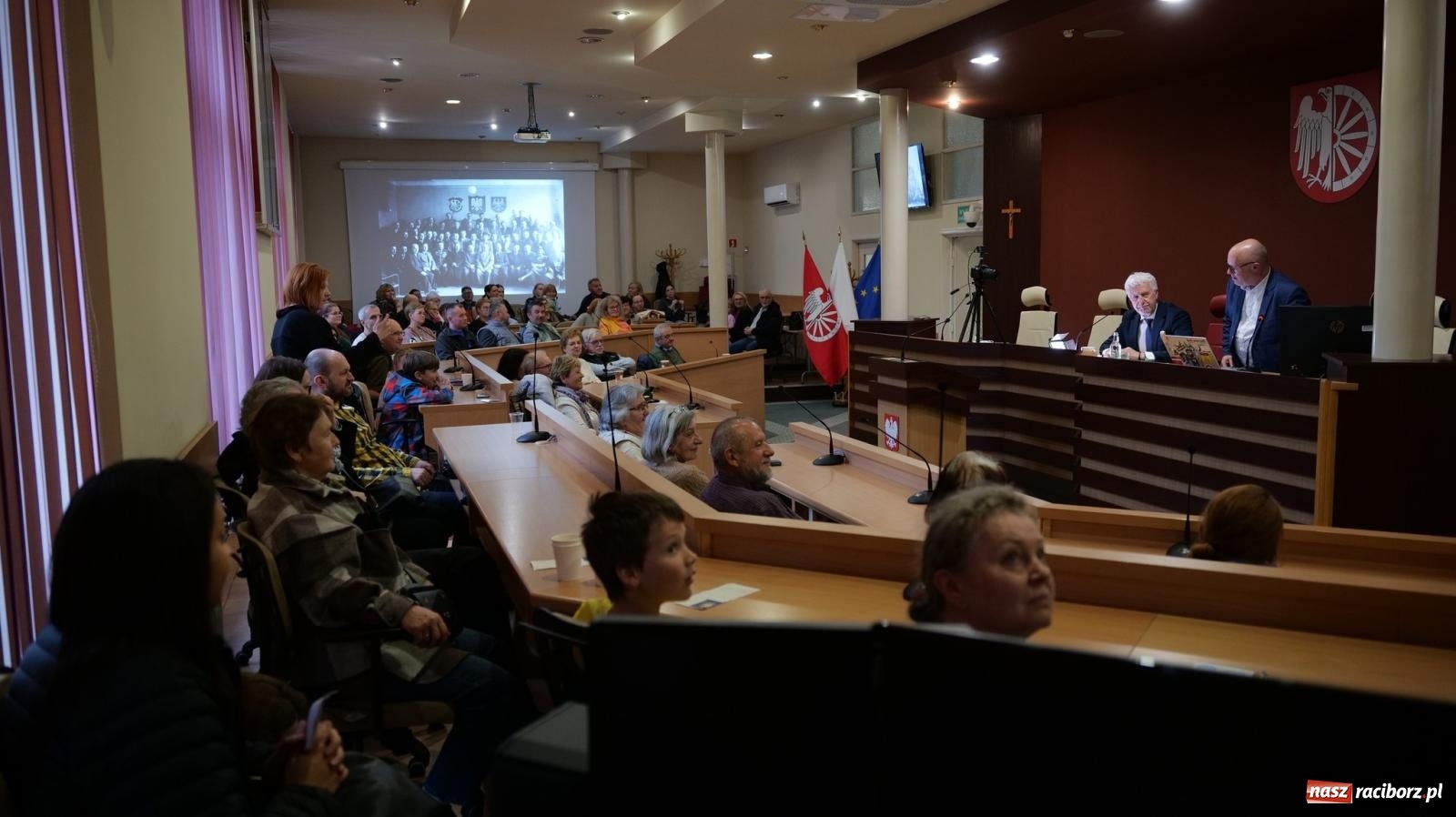Zdjęcie w galerii na portalu naszraciborz.pl: Skosztowali czekolady z Sobtzikiem i spotkali nadburmistrza Bernerta. Noc Muzeów w raciborskim magistracie wiadomości z regionu