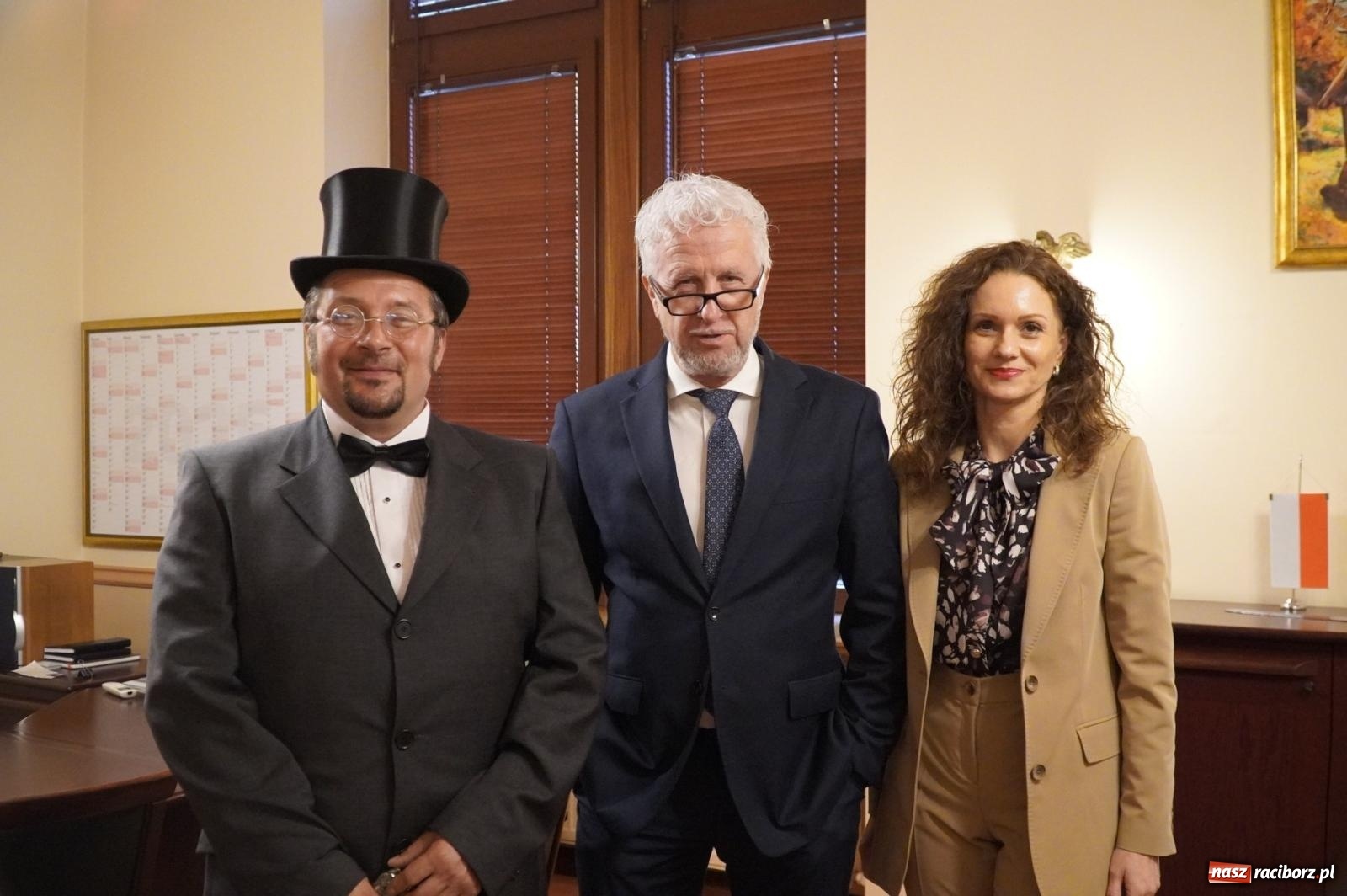 Zdjęcie w galerii na portalu naszraciborz.pl: Skosztowali czekolady z Sobtzikiem i spotkali nadburmistrza Bernerta. Noc Muzeów w raciborskim magistracie wiadomości z regionu