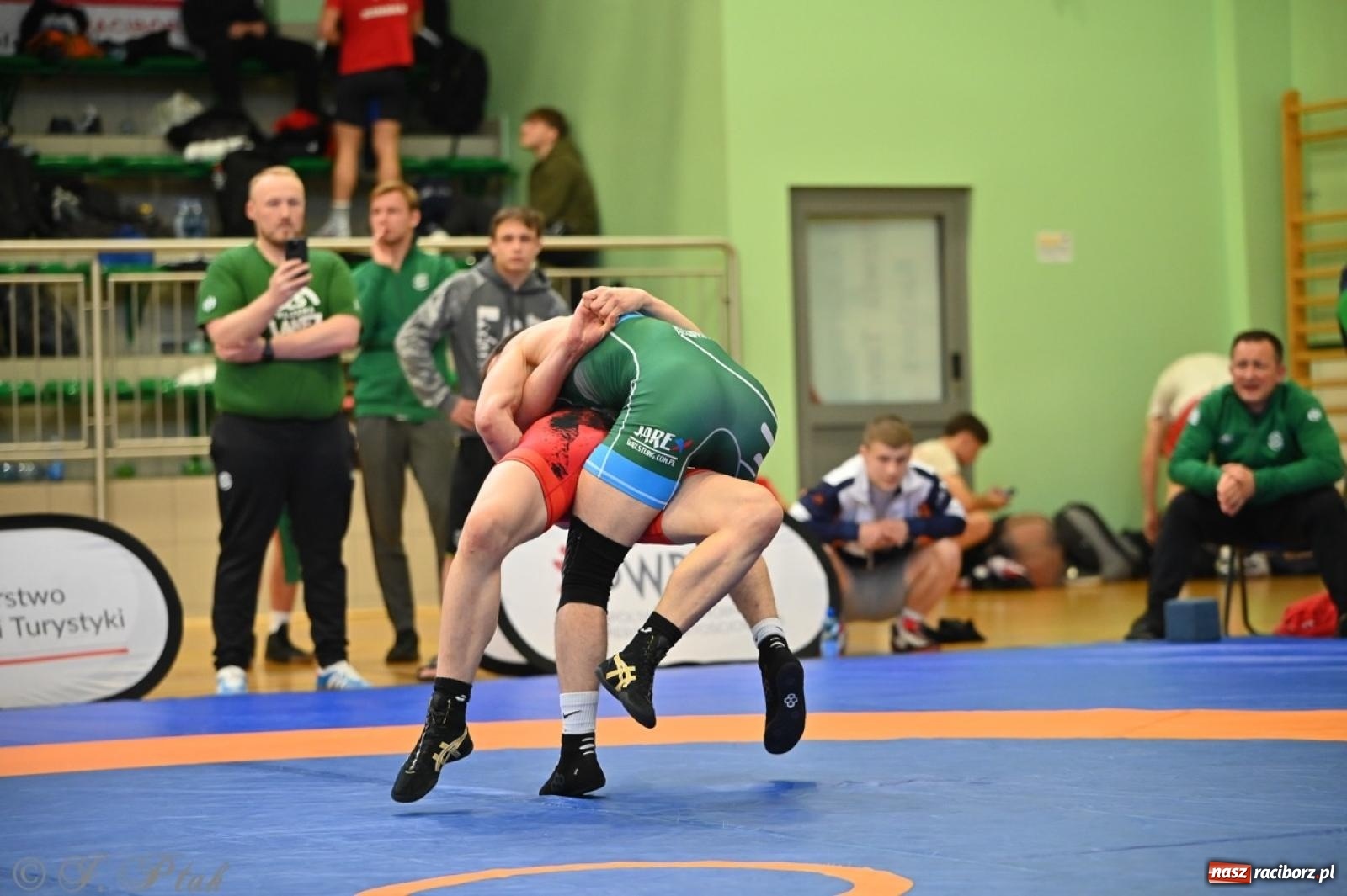 Zdjęcie w galerii na portalu naszraciborz.pl: Międzynarodowe starcie na matach. Racibórz gospodarzem Mistrzostw Polski Juniorów w zapasach klasycznych wiadomości z regionu