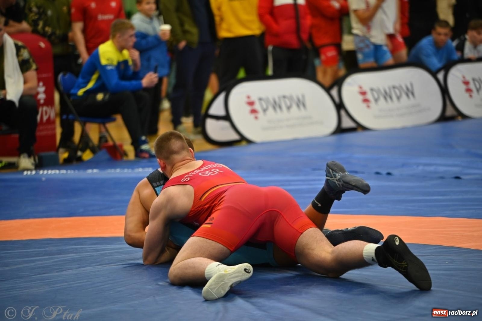 Zdjęcie w galerii na portalu naszraciborz.pl: Międzynarodowe starcie na matach. Racibórz gospodarzem Mistrzostw Polski Juniorów w zapasach klasycznych wiadomości z regionu