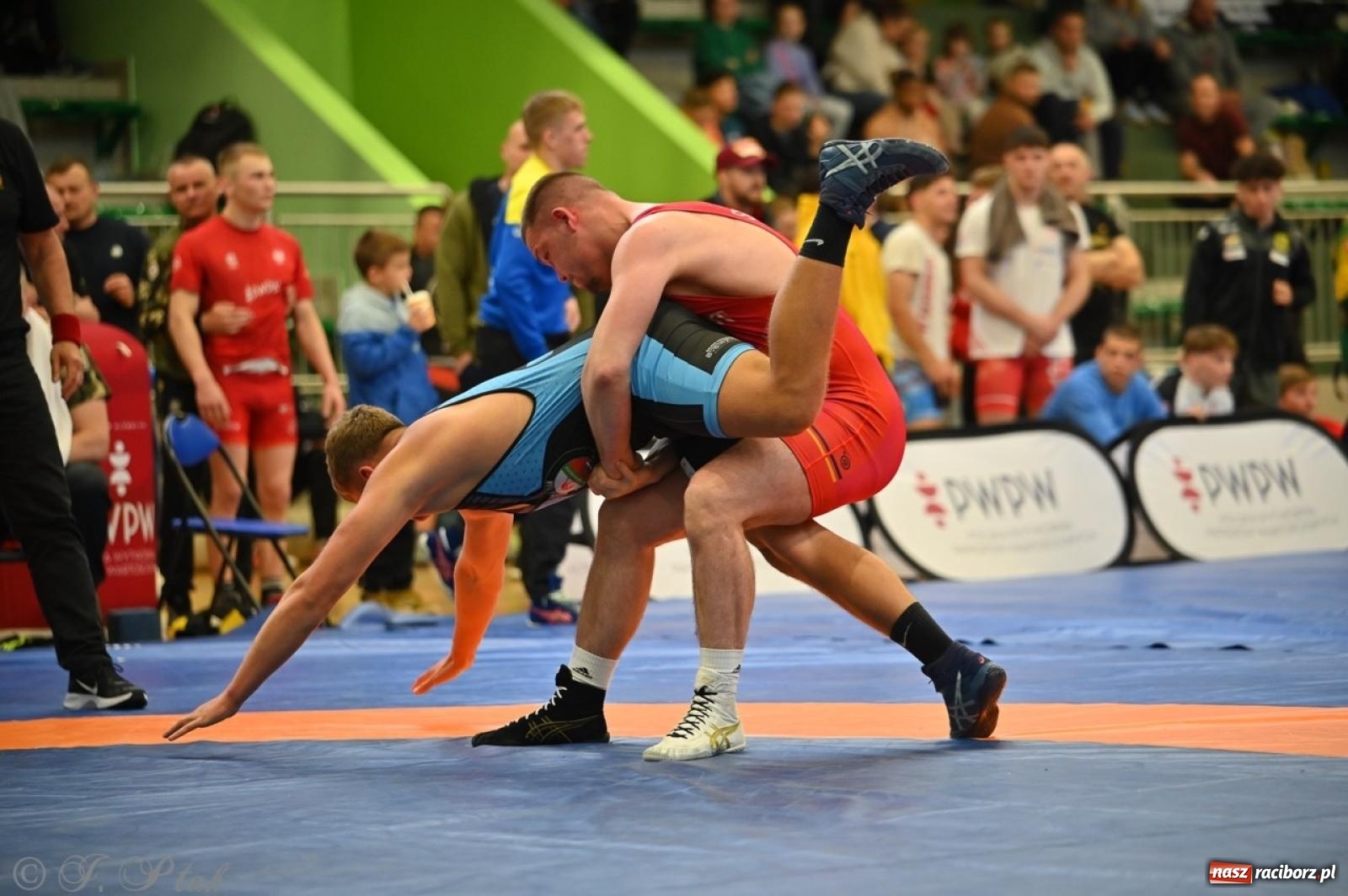 Zdjęcie w galerii na portalu naszraciborz.pl: Międzynarodowe starcie na matach. Racibórz gospodarzem Mistrzostw Polski Juniorów w zapasach klasycznych wiadomości z regionu
