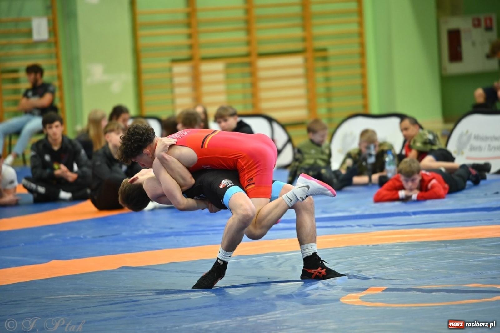 Zdjęcie w galerii na portalu naszraciborz.pl: Międzynarodowe starcie na matach. Racibórz gospodarzem Mistrzostw Polski Juniorów w zapasach klasycznych wiadomości z regionu