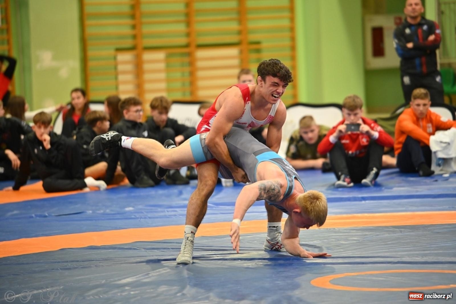 Zdjęcie w galerii na portalu naszraciborz.pl: Międzynarodowe starcie na matach. Racibórz gospodarzem Mistrzostw Polski Juniorów w zapasach klasycznych wiadomości z regionu