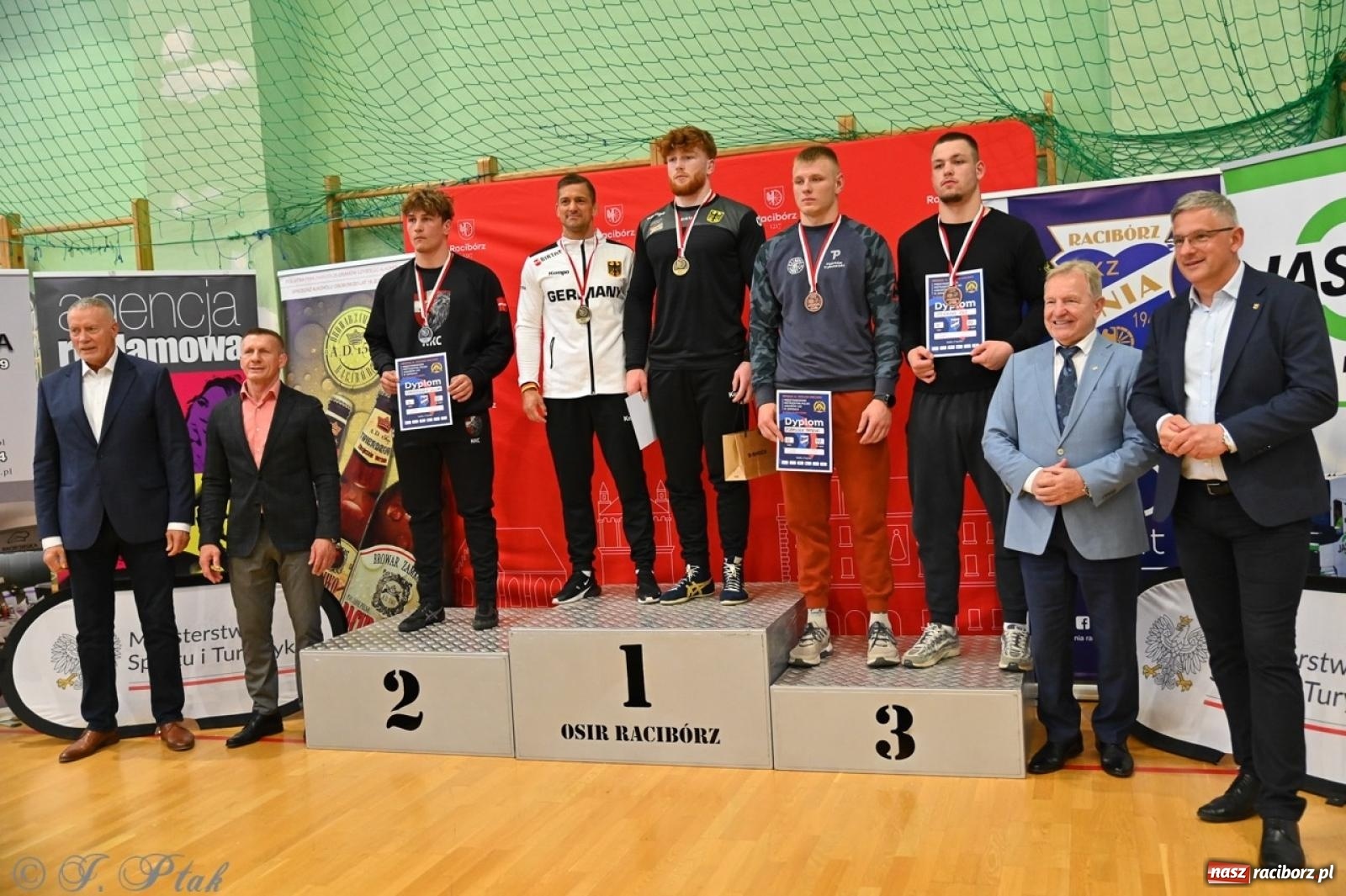 Zdjęcie w galerii na portalu naszraciborz.pl: Międzynarodowe starcie na matach. Racibórz gospodarzem Mistrzostw Polski Juniorów w zapasach klasycznych wiadomości z regionu