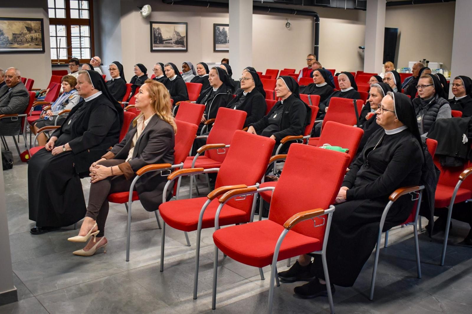 Zdjęcie w galerii na portalu naszraciborz.pl: Zamek Piastowski przestrzenią dla sacrum. IV Dni Dulcissimiańskie poświęcone s. Dulcissimie wiadomości z regionu