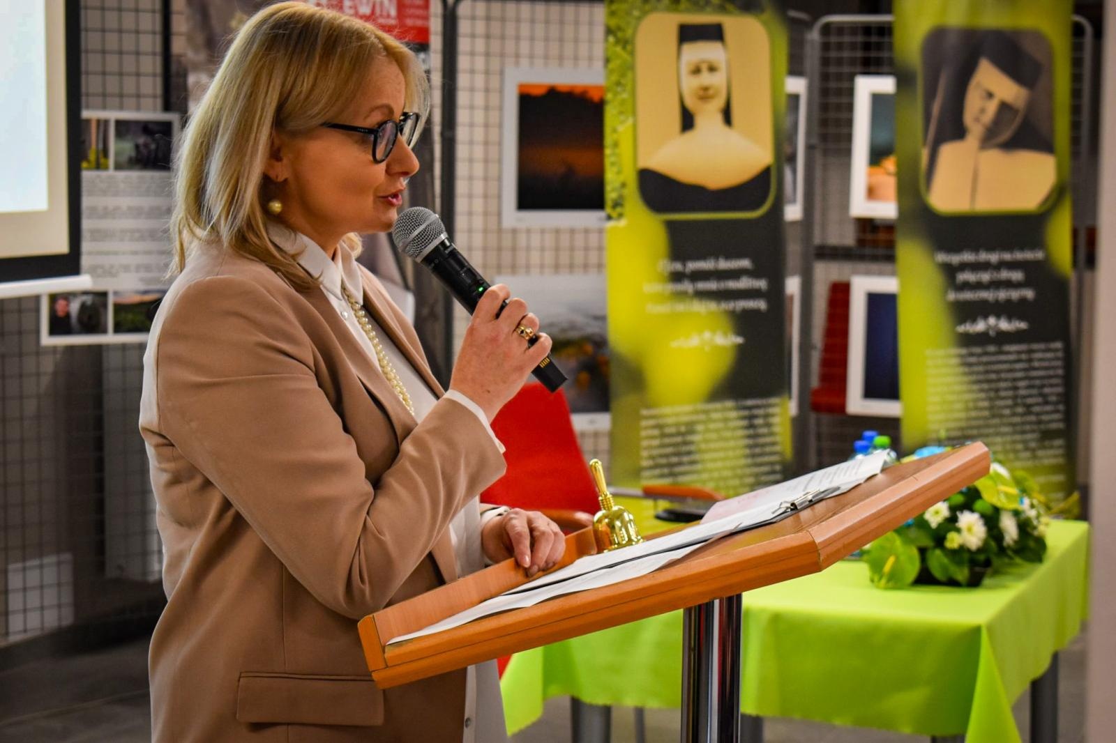 Zdjęcie w galerii na portalu naszraciborz.pl: Zamek Piastowski przestrzenią dla sacrum. IV Dni Dulcissimiańskie poświęcone s. Dulcissimie wiadomości z regionu