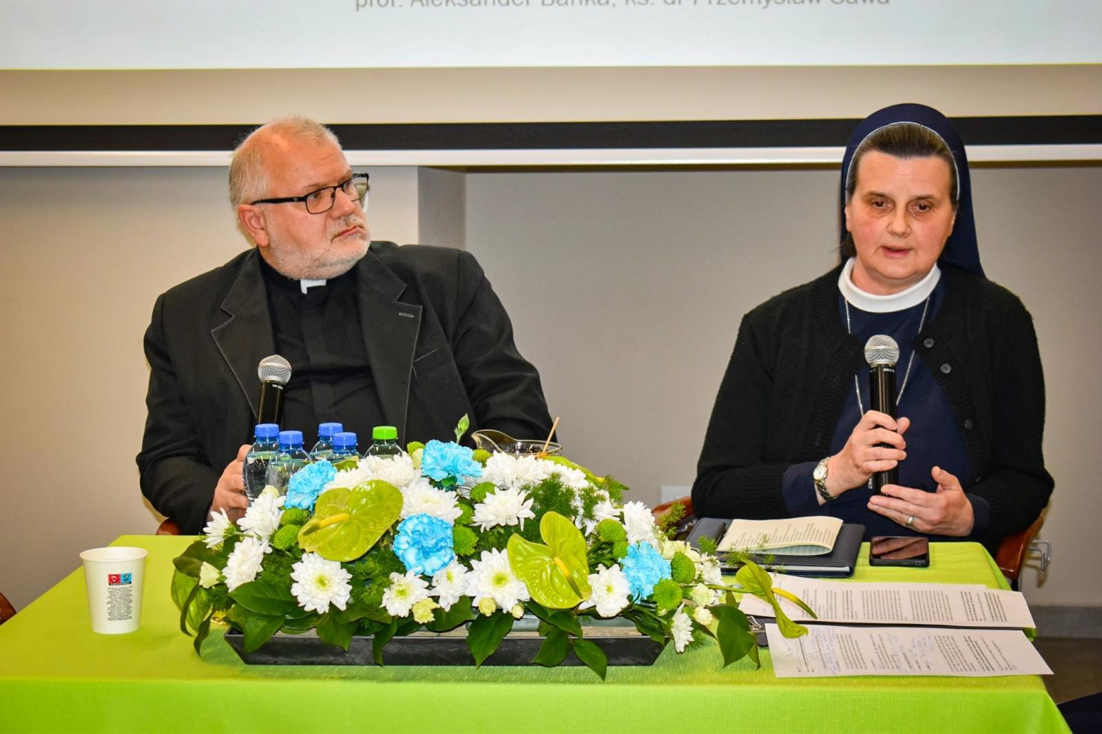 Zdjęcie w galerii na portalu naszraciborz.pl: Zamek Piastowski przestrzenią dla sacrum. IV Dni Dulcissimiańskie poświęcone s. Dulcissimie wiadomości z regionu