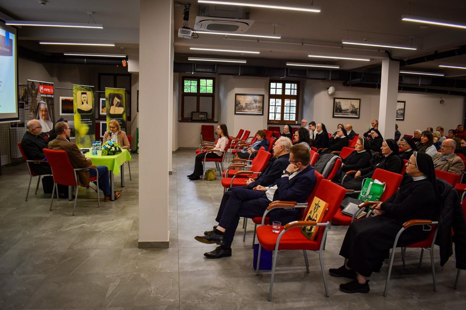 Zdjęcie w galerii na portalu naszraciborz.pl: Zamek Piastowski przestrzenią dla sacrum. IV Dni Dulcissimiańskie poświęcone s. Dulcissimie wiadomości z regionu