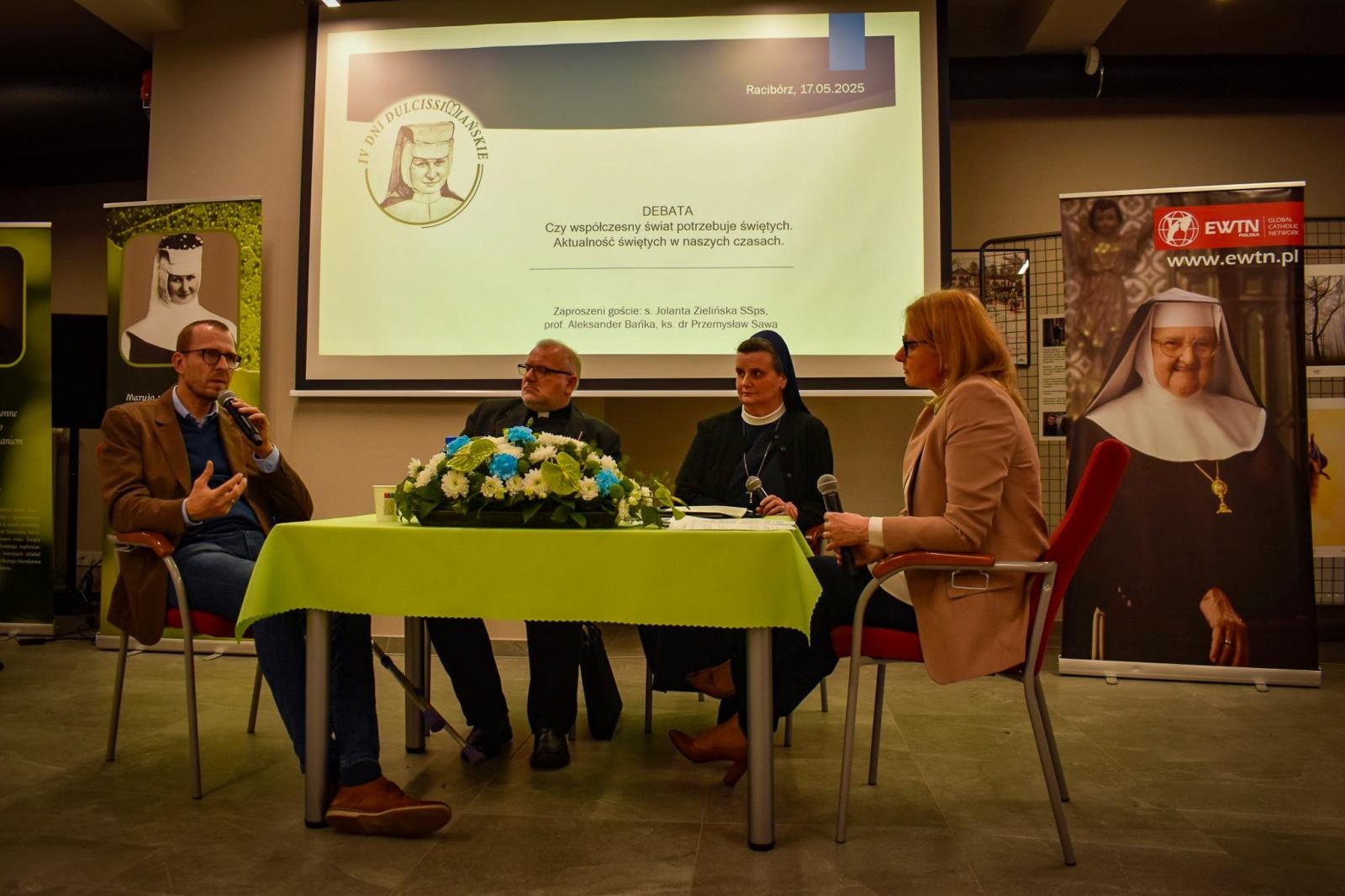 Zdjęcie w galerii na portalu naszraciborz.pl: Zamek Piastowski przestrzenią dla sacrum. IV Dni Dulcissimiańskie poświęcone s. Dulcissimie wiadomości z regionu