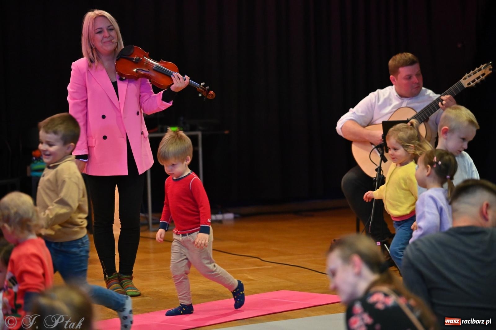 Zdjęcie w galerii na portalu naszraciborz.pl: Maluchy w krainie dźwięku i śpiewające koźlątka – muzyczna przygoda w RCK wiadomości z regionu