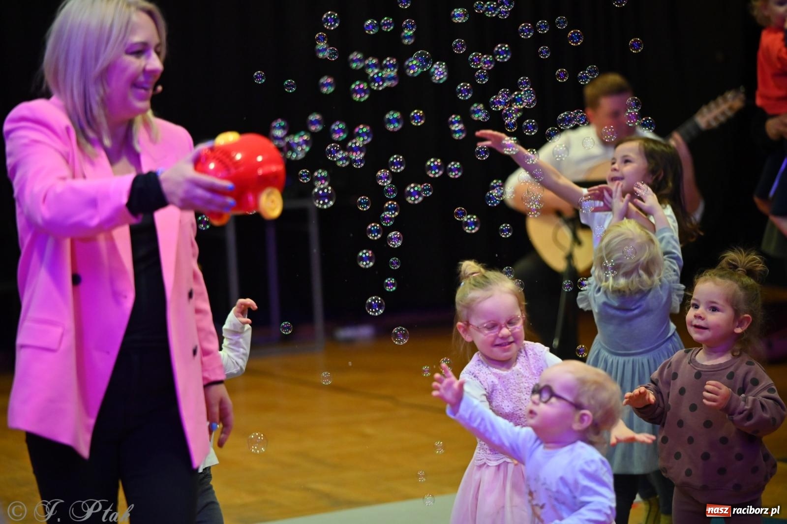 Zdjęcie w galerii na portalu naszraciborz.pl: Maluchy w krainie dźwięku i śpiewające koźlątka – muzyczna przygoda w RCK wiadomości z regionu