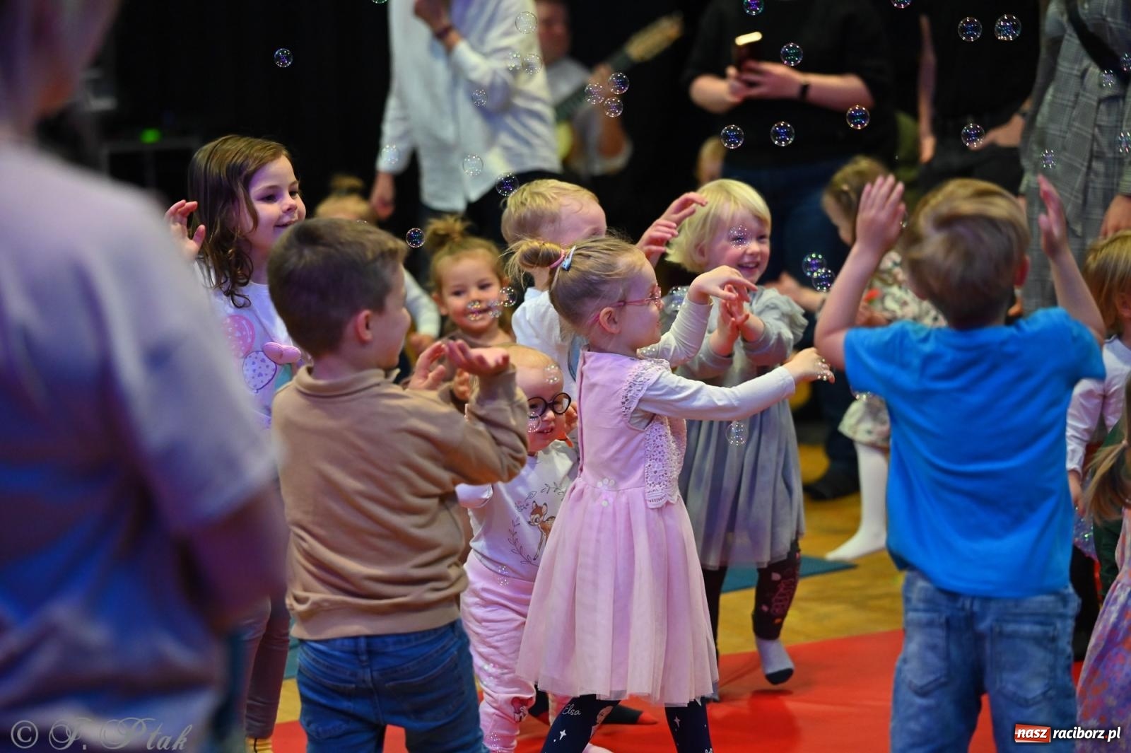 Zdjęcie w galerii na portalu naszraciborz.pl: Maluchy w krainie dźwięku i śpiewające koźlątka – muzyczna przygoda w RCK wiadomości z regionu