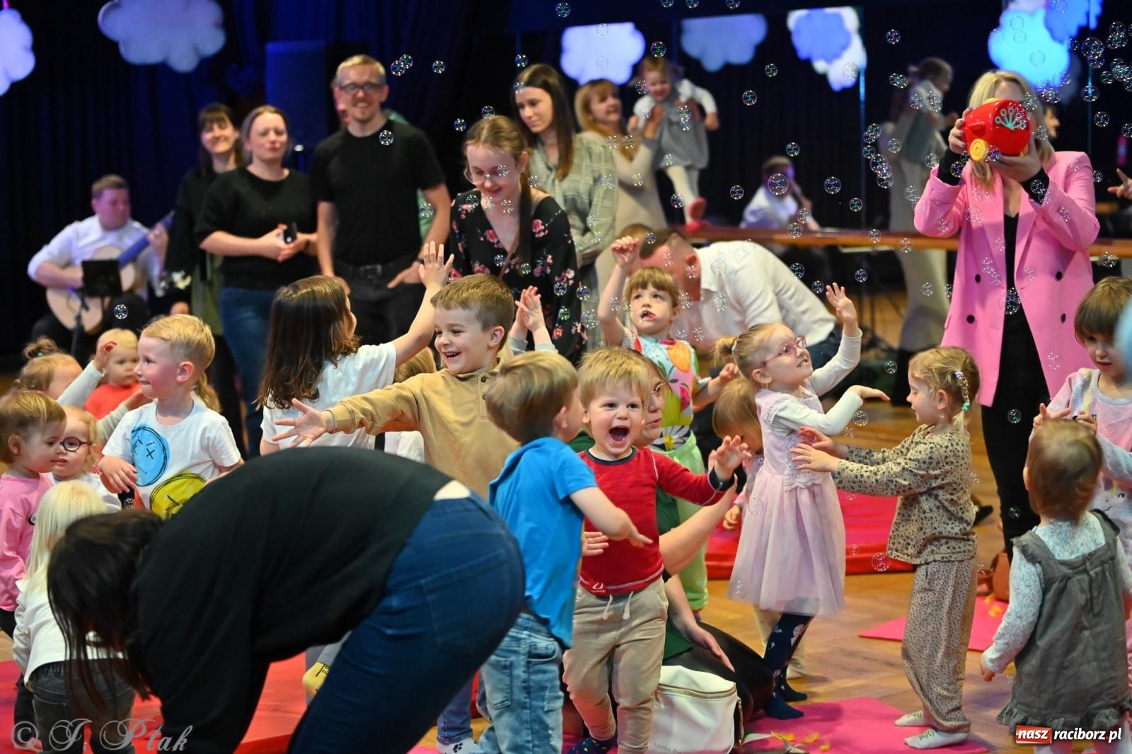Zdjęcie w galerii na portalu naszraciborz.pl: Maluchy w krainie dźwięku i śpiewające koźlątka – muzyczna przygoda w RCK wiadomości z regionu