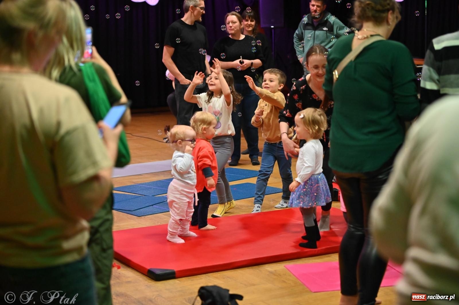 Zdjęcie w galerii na portalu naszraciborz.pl: Maluchy w krainie dźwięku i śpiewające koźlątka – muzyczna przygoda w RCK wiadomości z regionu