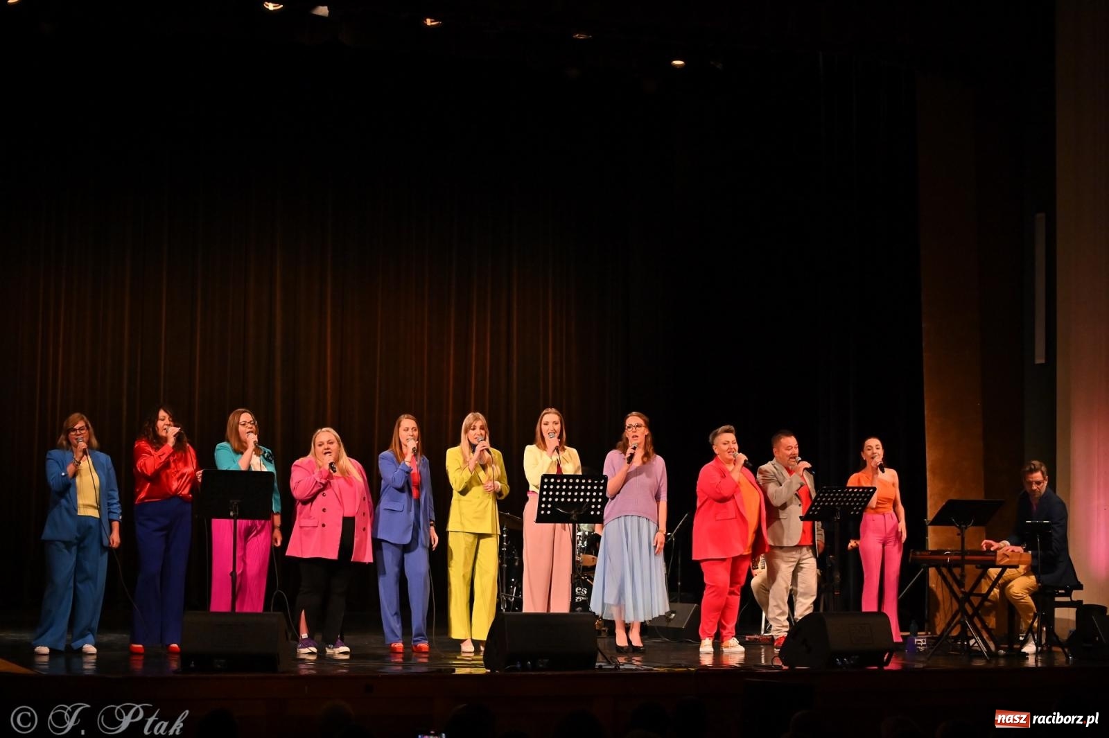 Zdjęcie w galerii na portalu naszraciborz.pl: Koncert zespołu wokalnego Perspektywa Adults przyciągnął liczną publiczność wiadomości z regionu