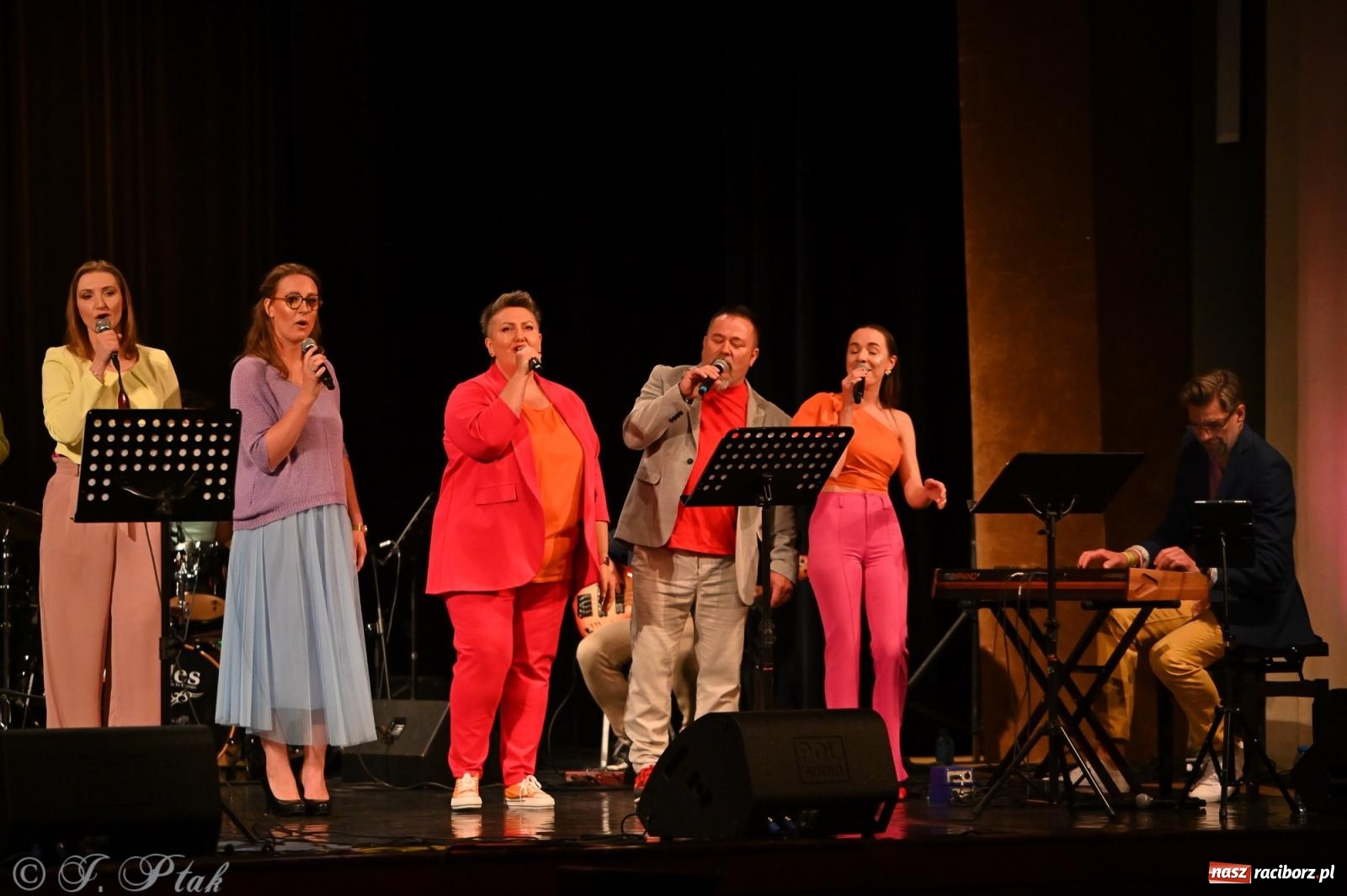 Zdjęcie w galerii na portalu naszraciborz.pl: Koncert zespołu wokalnego Perspektywa Adults przyciągnął liczną publiczność wiadomości z regionu