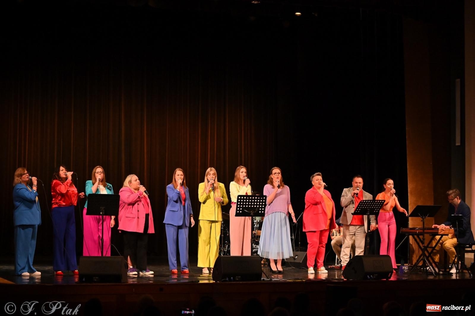 Zdjęcie w galerii na portalu naszraciborz.pl: Koncert zespołu wokalnego Perspektywa Adults przyciągnął liczną publiczność wiadomości z regionu