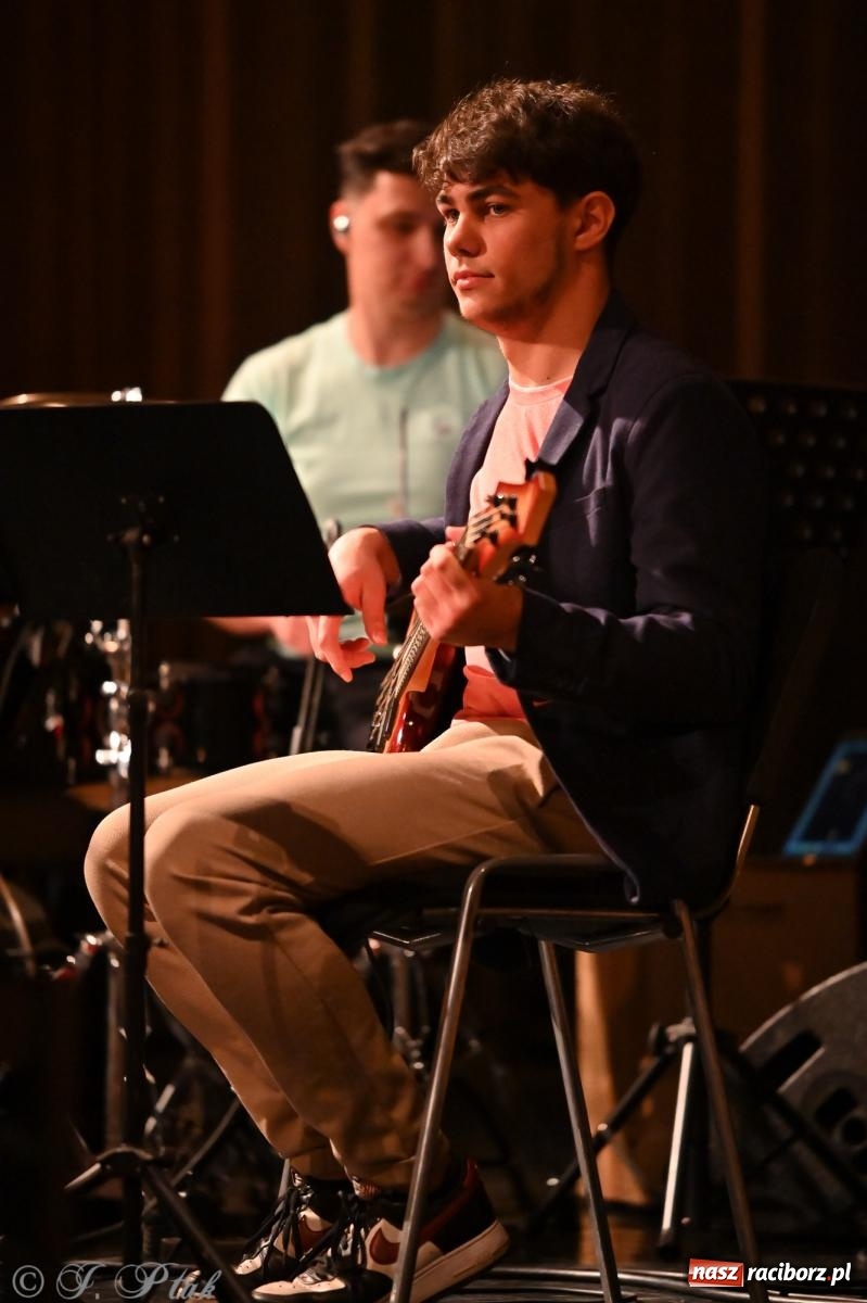 Zdjęcie w galerii na portalu naszraciborz.pl: Koncert zespołu wokalnego Perspektywa Adults przyciągnął liczną publiczność wiadomości z regionu