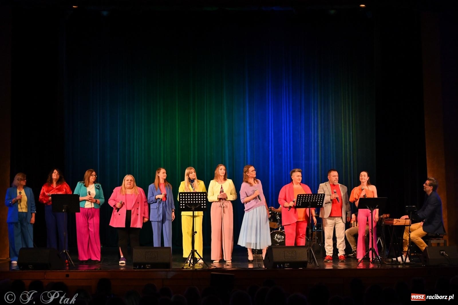 Zdjęcie w galerii na portalu naszraciborz.pl: Koncert zespołu wokalnego Perspektywa Adults przyciągnął liczną publiczność wiadomości z regionu