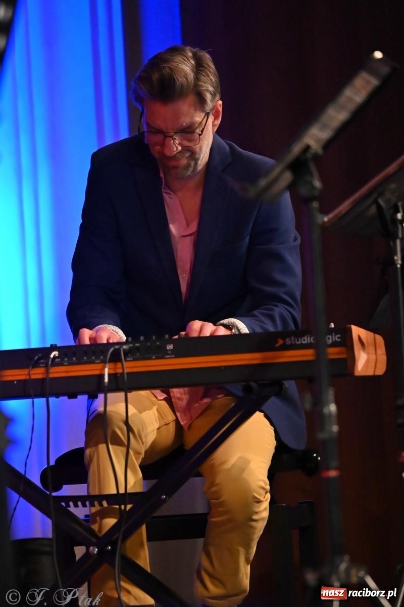 Zdjęcie w galerii na portalu naszraciborz.pl: Koncert zespołu wokalnego Perspektywa Adults przyciągnął liczną publiczność wiadomości z regionu