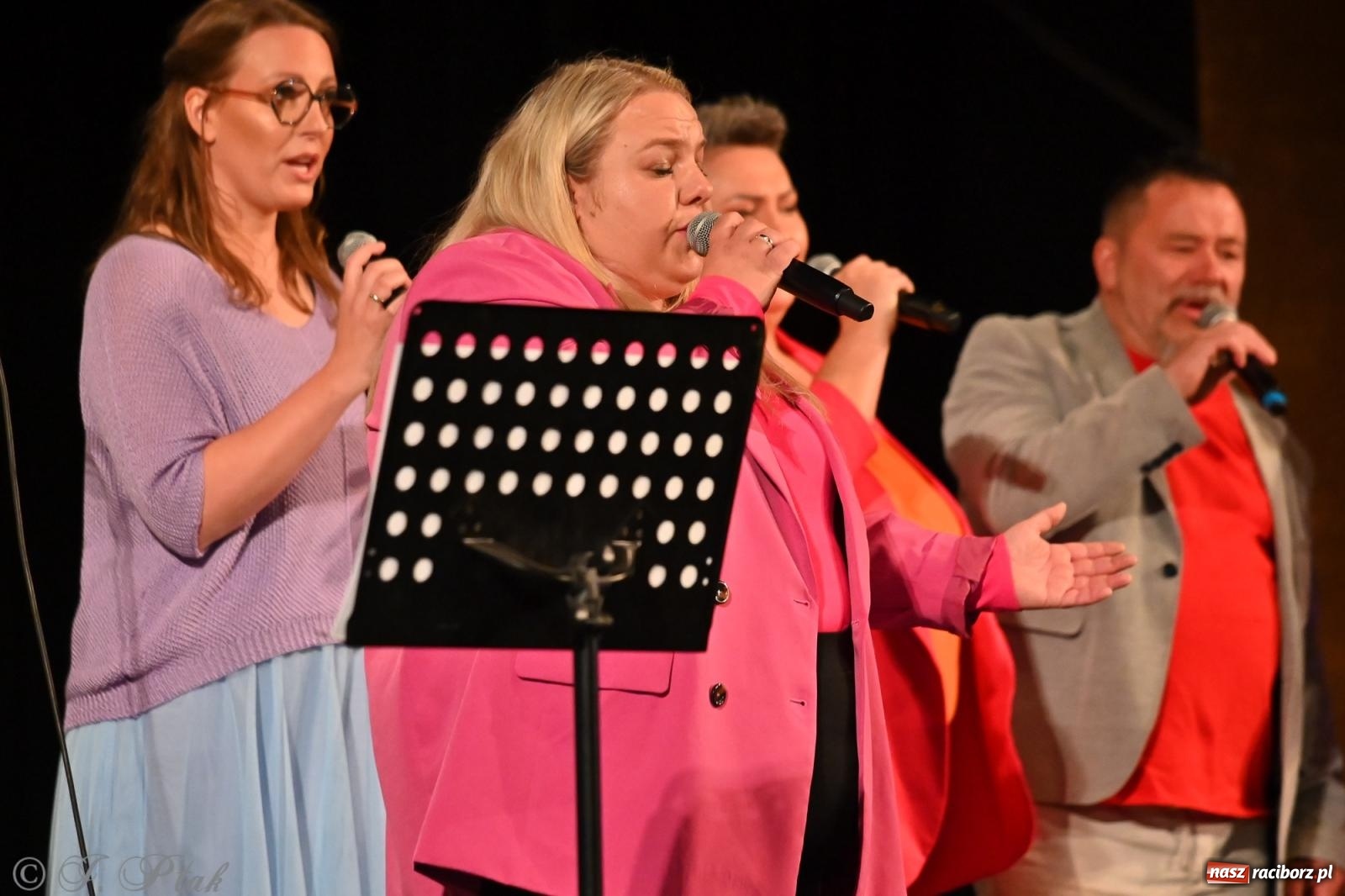 Zdjęcie w galerii na portalu naszraciborz.pl: Koncert zespołu wokalnego Perspektywa Adults przyciągnął liczną publiczność wiadomości z regionu