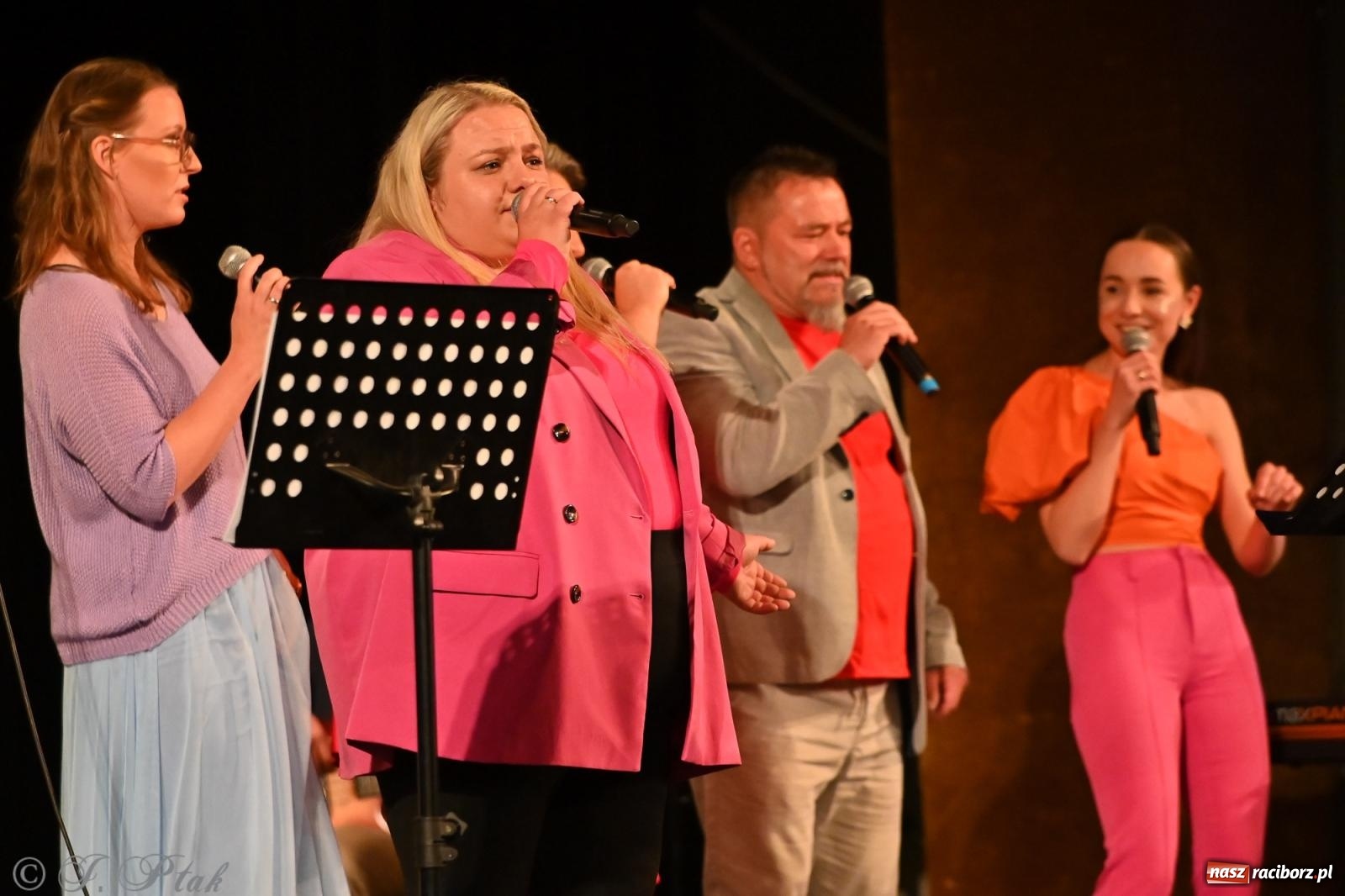 Zdjęcie w galerii na portalu naszraciborz.pl: Koncert zespołu wokalnego Perspektywa Adults przyciągnął liczną publiczność wiadomości z regionu