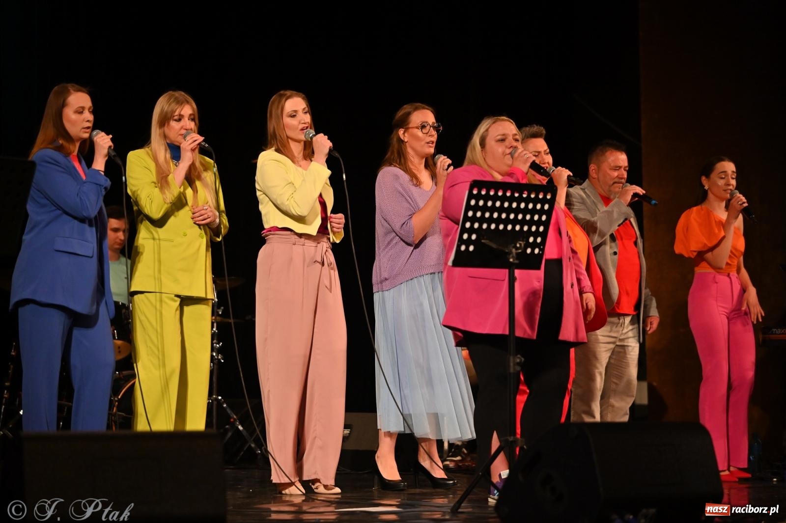 Zdjęcie w galerii na portalu naszraciborz.pl: Koncert zespołu wokalnego Perspektywa Adults przyciągnął liczną publiczność wiadomości z regionu