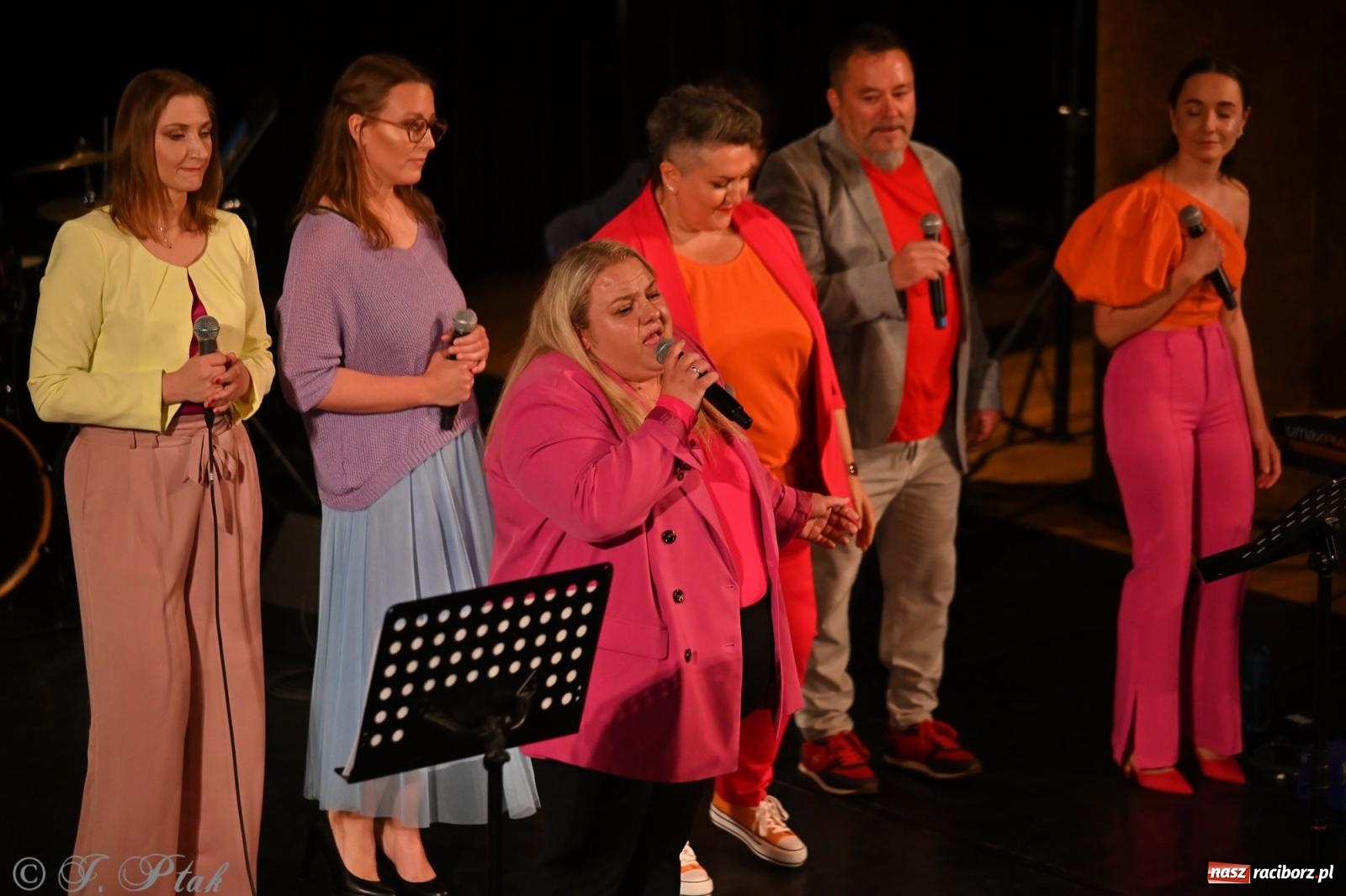 Zdjęcie w galerii na portalu naszraciborz.pl: Koncert zespołu wokalnego Perspektywa Adults przyciągnął liczną publiczność wiadomości z regionu