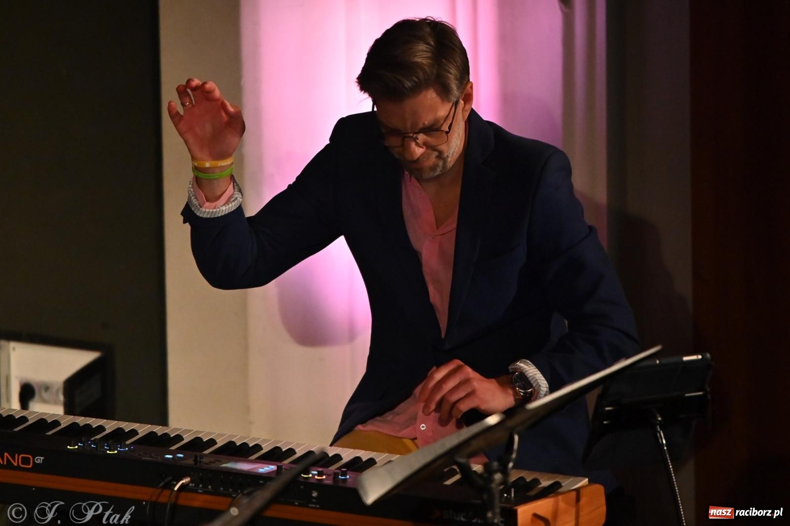 Zdjęcie w galerii na portalu naszraciborz.pl: Koncert zespołu wokalnego Perspektywa Adults przyciągnął liczną publiczność wiadomości z regionu