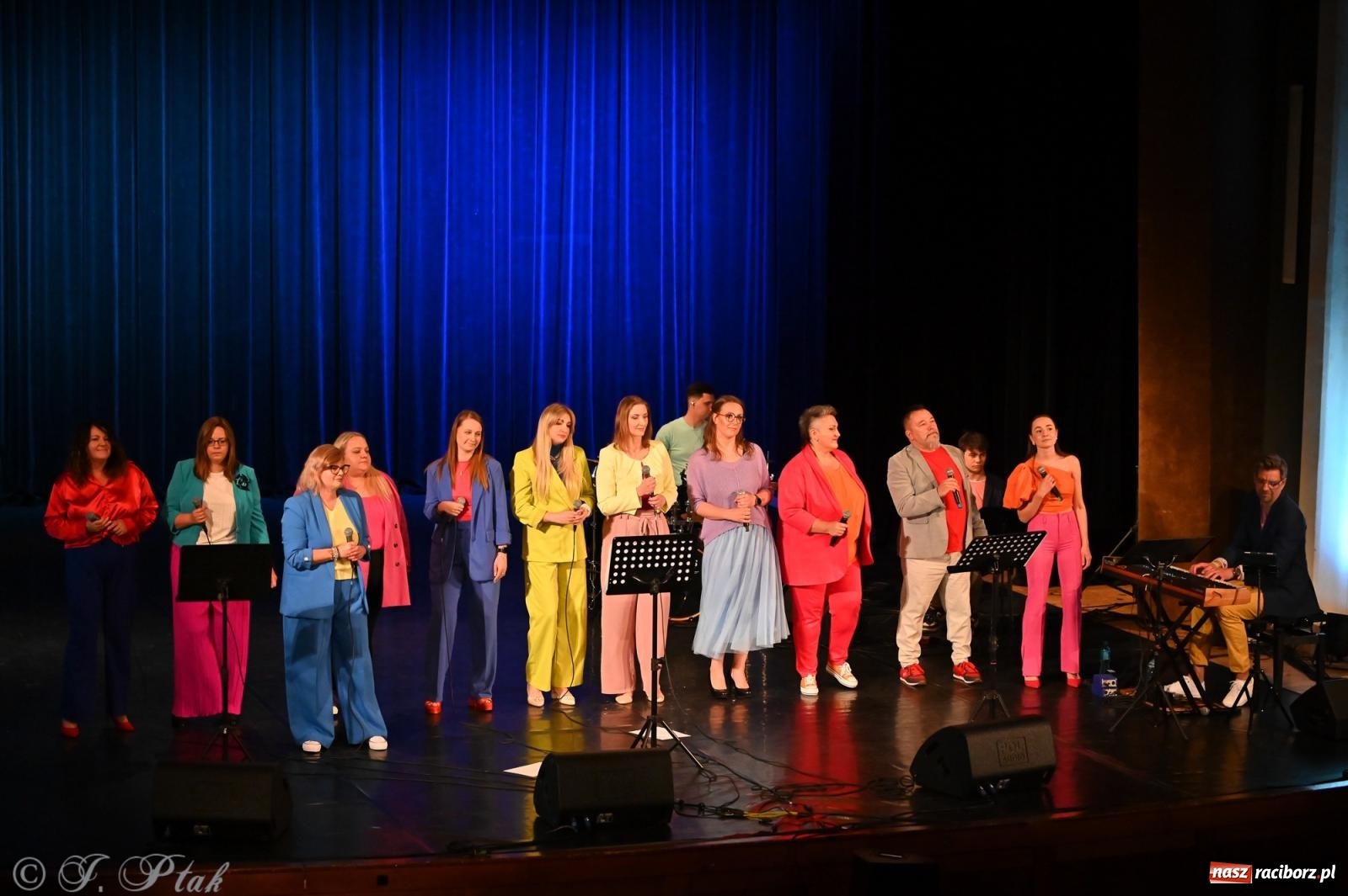 Zdjęcie w galerii na portalu naszraciborz.pl: Koncert zespołu wokalnego Perspektywa Adults przyciągnął liczną publiczność wiadomości z regionu