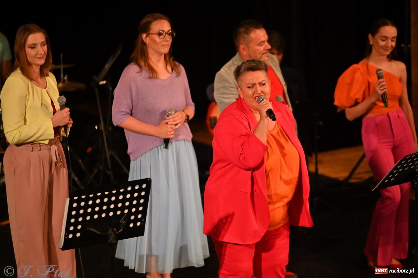 Zdjęcie w galerii na portalu naszraciborz.pl: Koncert zespołu wokalnego Perspektywa Adults przyciągnął liczną publiczność wiadomości z regionu