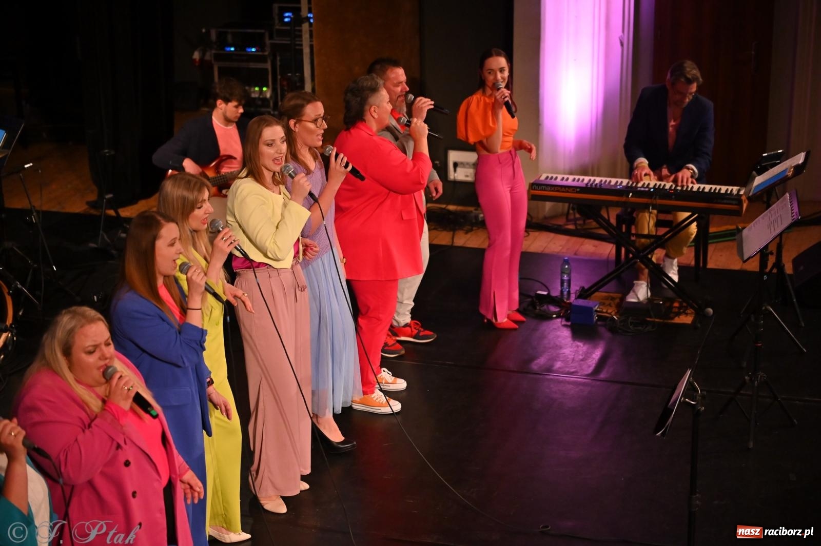 Zdjęcie w galerii na portalu naszraciborz.pl: Koncert zespołu wokalnego Perspektywa Adults przyciągnął liczną publiczność wiadomości z regionu