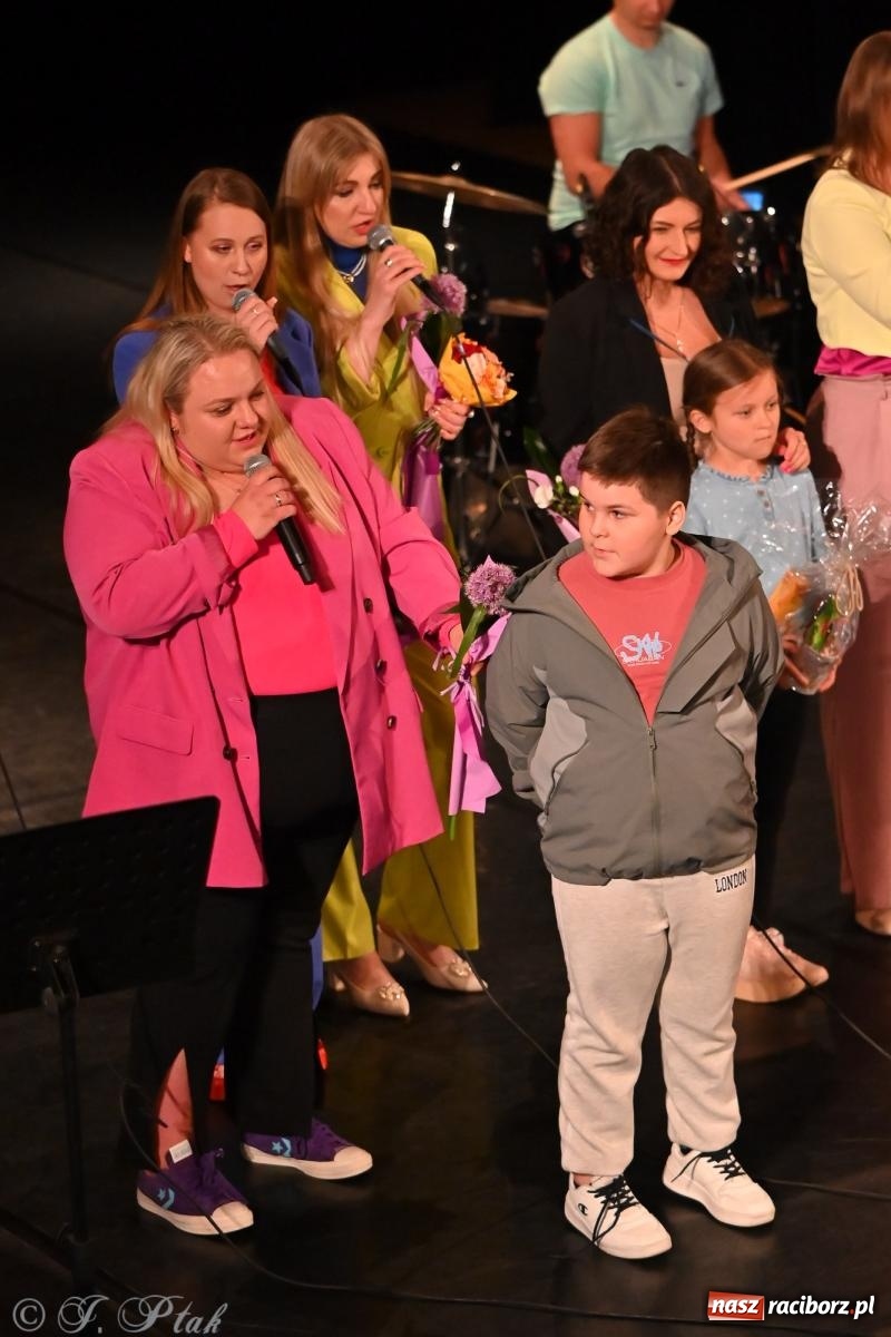 Zdjęcie w galerii na portalu naszraciborz.pl: Koncert zespołu wokalnego Perspektywa Adults przyciągnął liczną publiczność wiadomości z regionu